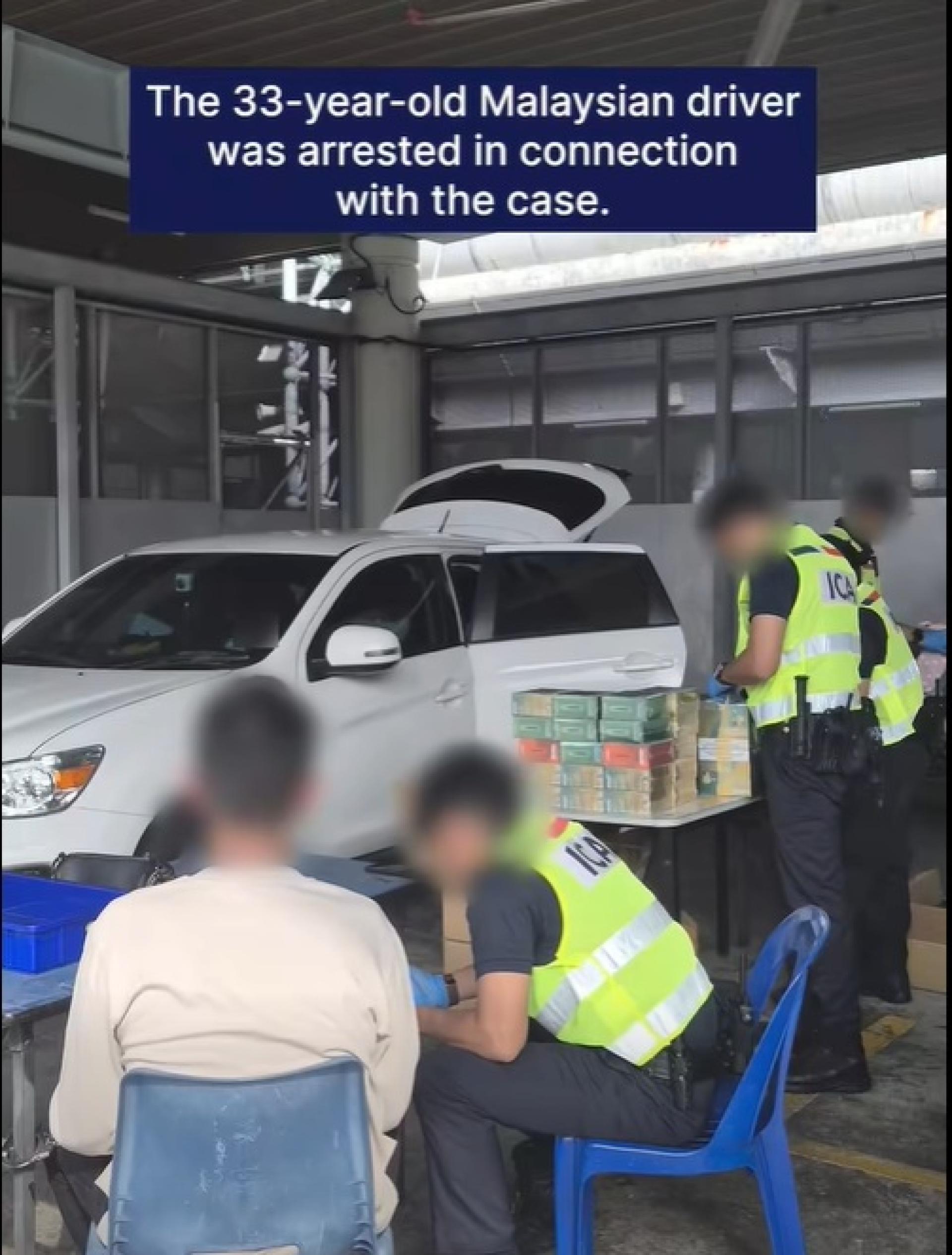 关卡执法人员从车内查获电子烟，并扣查涉案司机。