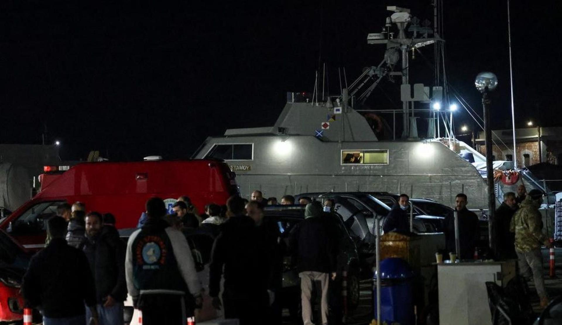 希腊海警船与偷渡船发生碰撞。