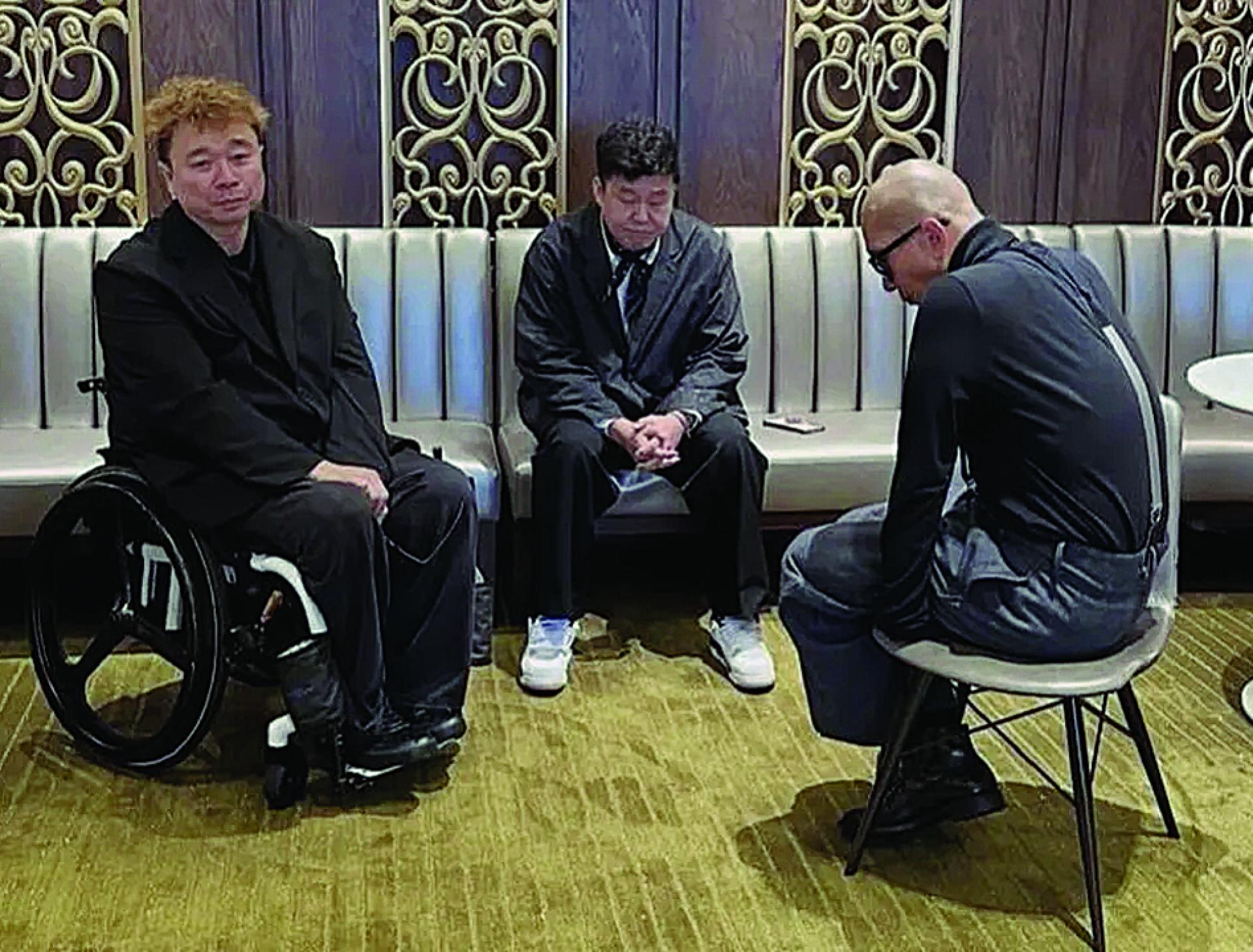 具俊晔（右起）、洪禄基、姜元来在休息室碰面，3人默默流泪，说不出话来。