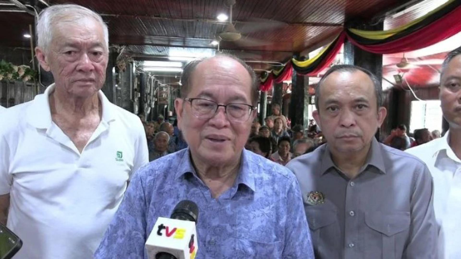 拿督阿玛道格拉斯（中）。