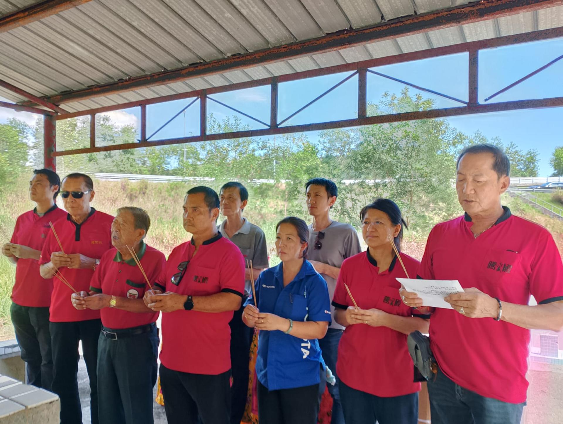 腾云殿董事成员下午亦前往对面港华人福寿山，同样举行祭拜皇天后土仪式时