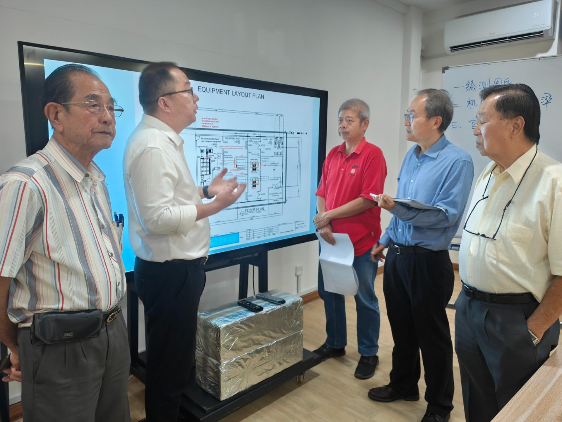 工程师们对设备布置图进行详细的讨论，左起为孙胜利会长、万晓斌总工程师、以及汶方工程组的王敏行、徐忠勇、Andrew Koh 辜芳隆