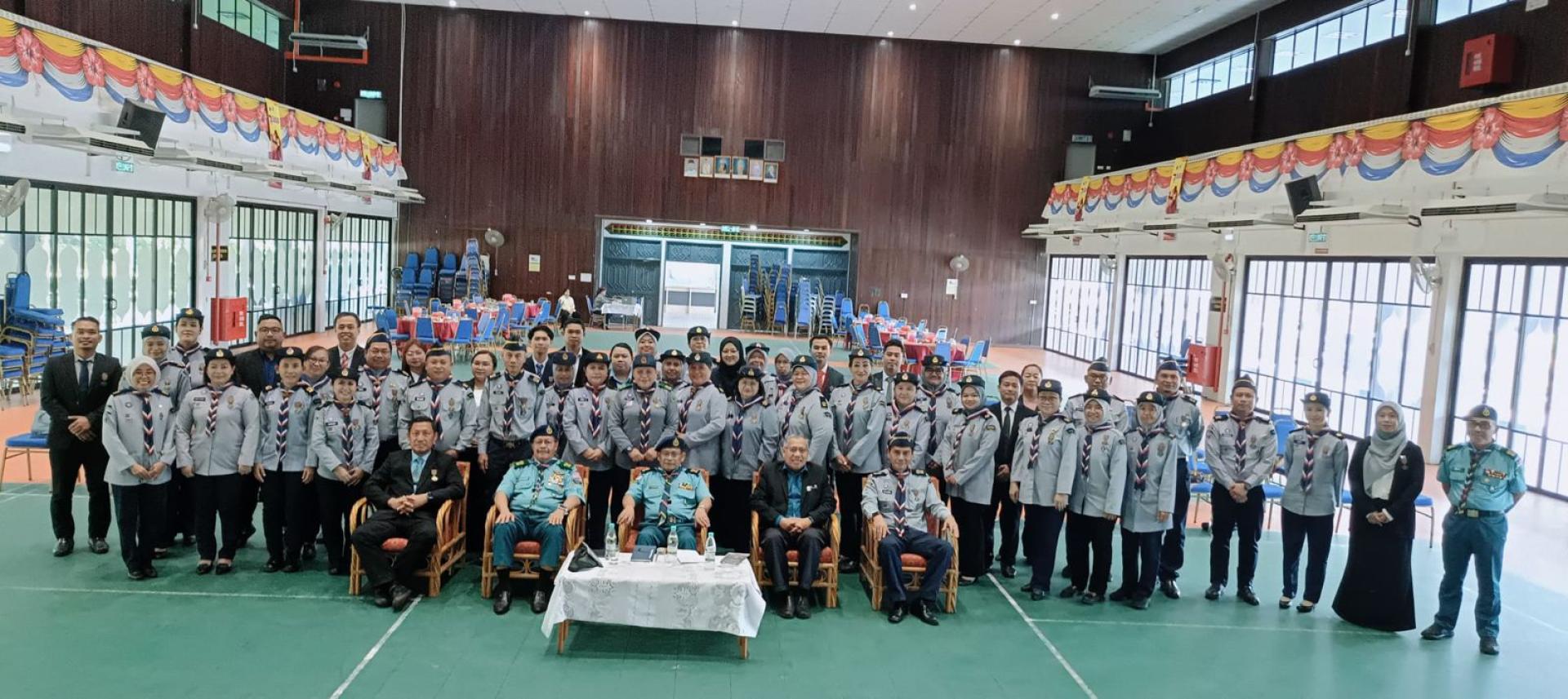 (前排右起) 维力穆斯，哈芝阿都拉曼，梅拖迪尔，再努丁，斯坦利及所有获奖者合影留念。