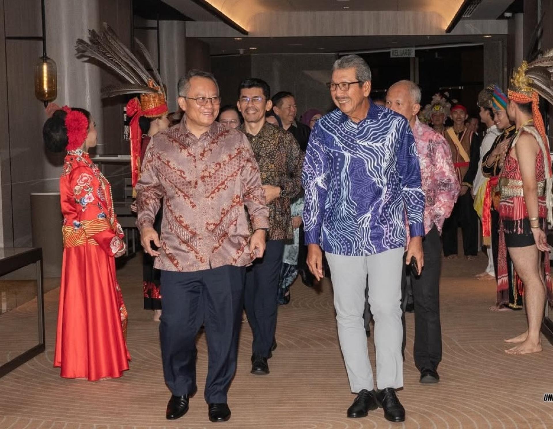 拿督阿玛阿布巴卡（左）与我国公共服务局总监丹斯里旺阿末达兰阿都阿兹（右）共同步入会场。