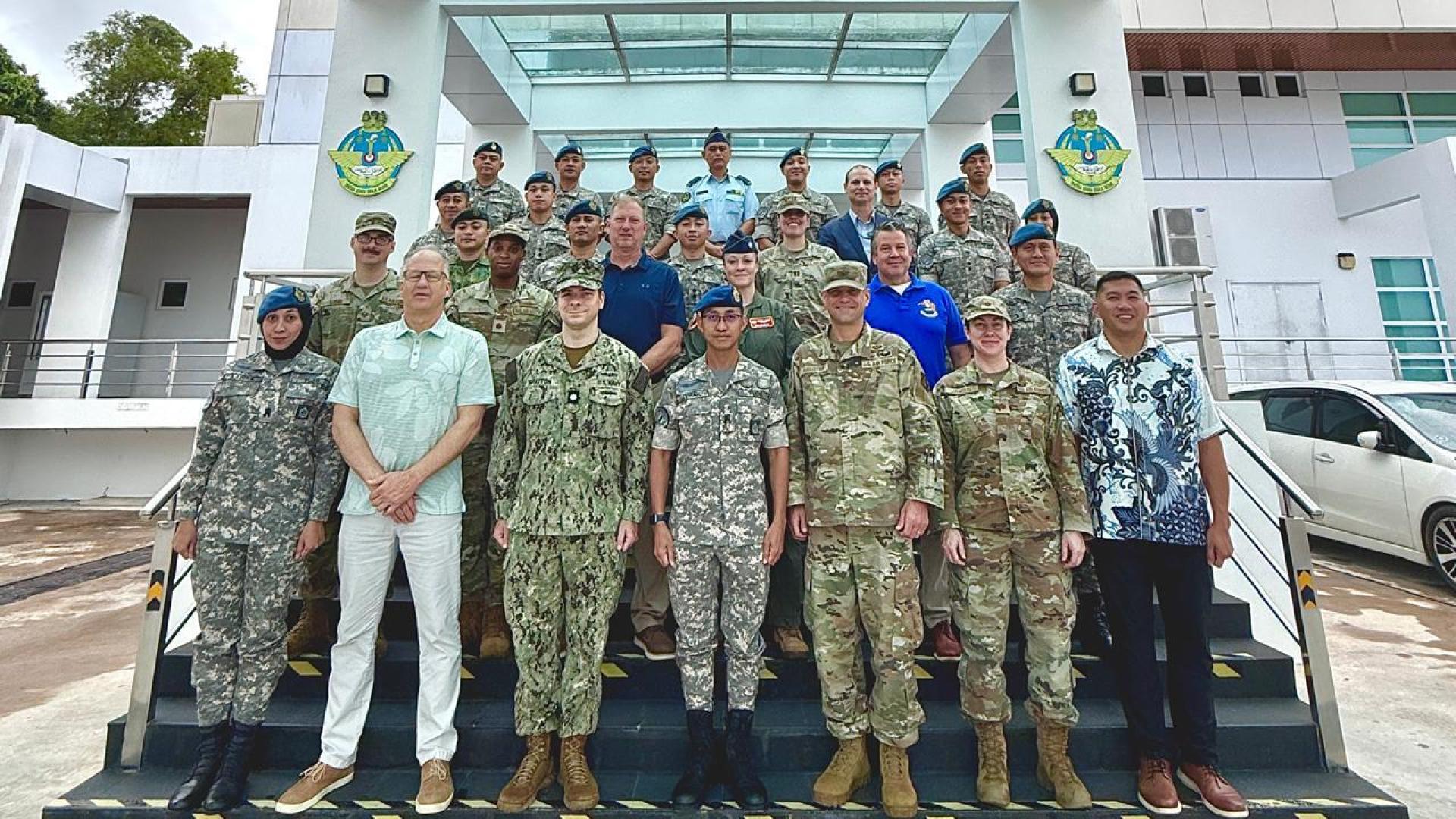 美国空军和汶莱皇家空军空中领域感知课程学员在林巴空军基地的合影。