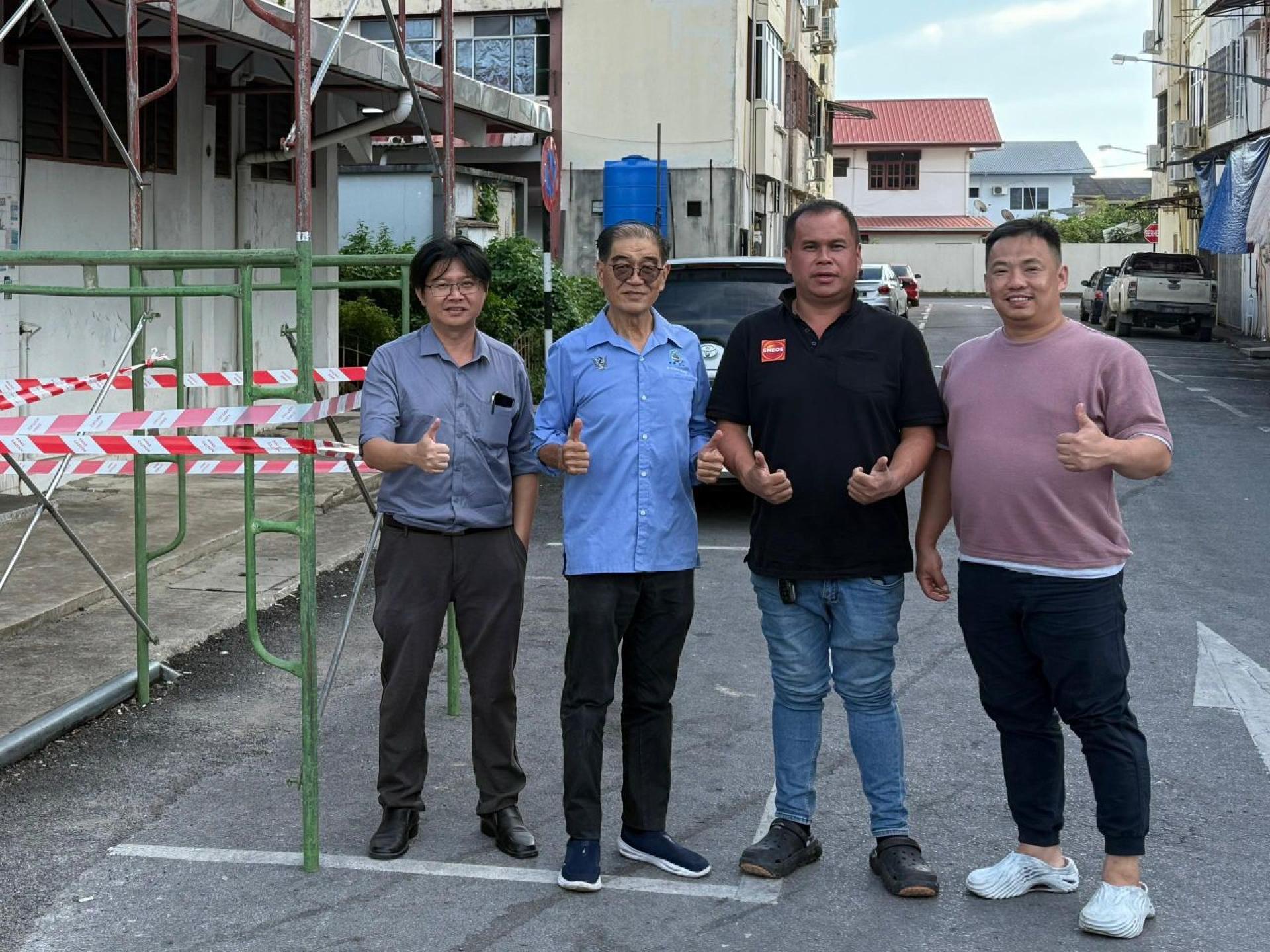 市政局小贩小组主席范发椿市议员（左2）巡视年集旧街活动场地。