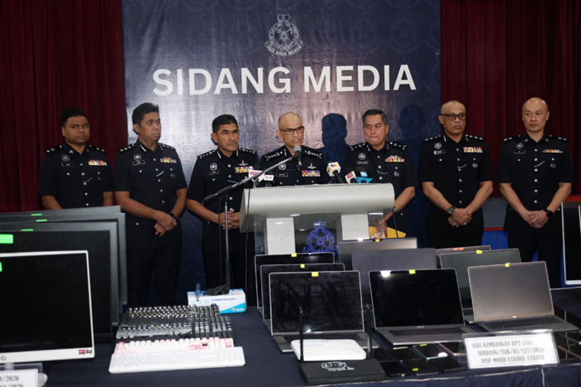 沙兹礼（中）周三宣布侦破3个网络诈骗集团。