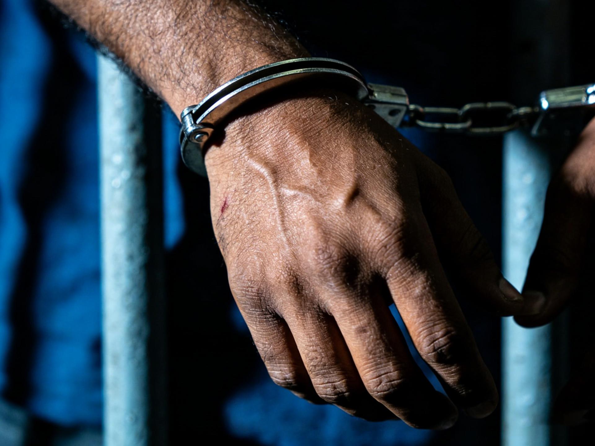 一名男子为满足政治野心，竟而狠心将亲生女儿推入运河溺毙。（AI示意图）