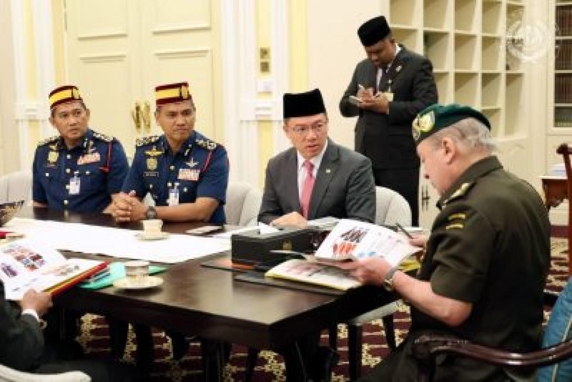 倪可敏亲自将房地部 2025 年政绩报告呈交陛下御览。