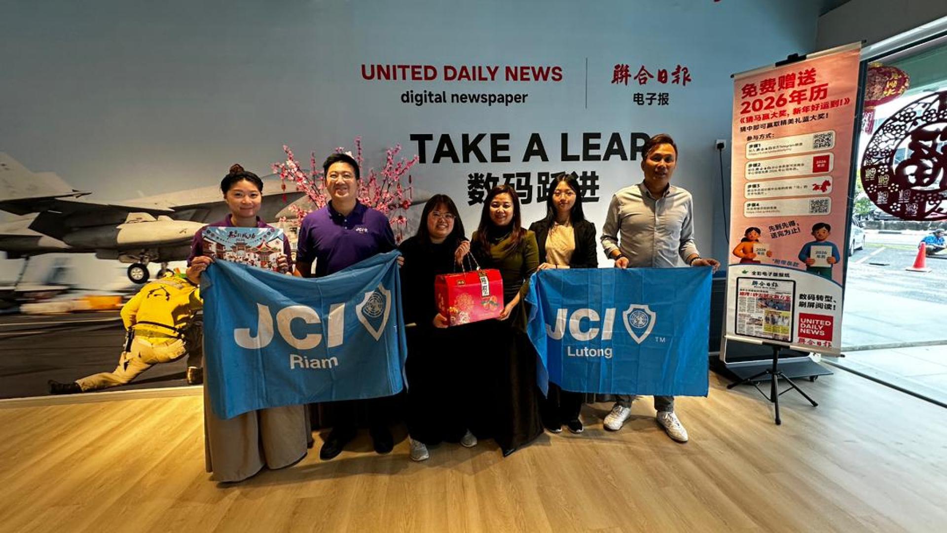 罗东国际青年商会会长雷巧薇赠送年柑予本报总经理田可慧（右3）。左2为廉律国际青年商会财政林永铧。