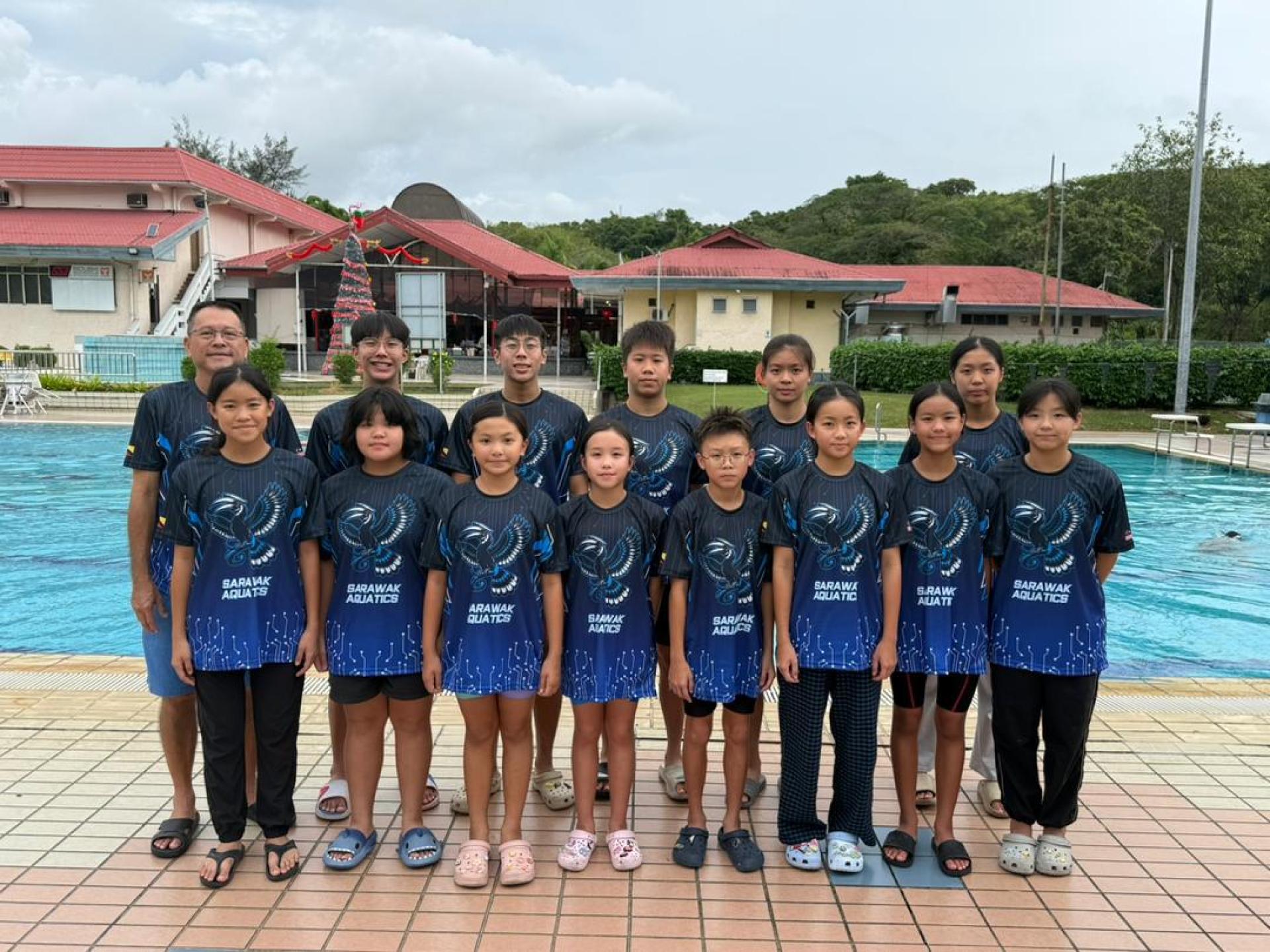 美里Top Speed Aquatic游泳俱乐部13名泳将代表砂拉越出战第61届全国游泳分龄赛。后排左起为俱乐部顾问兼教练钟易强、黄睿杰、苏恩豪、池显瑞、刘妤蓉、曾莉莎；前排左起为袁恩慈、涂绍菡、江佳琪、沈琪芸、俞书弘、张语恩、陈家茗及张心颖。