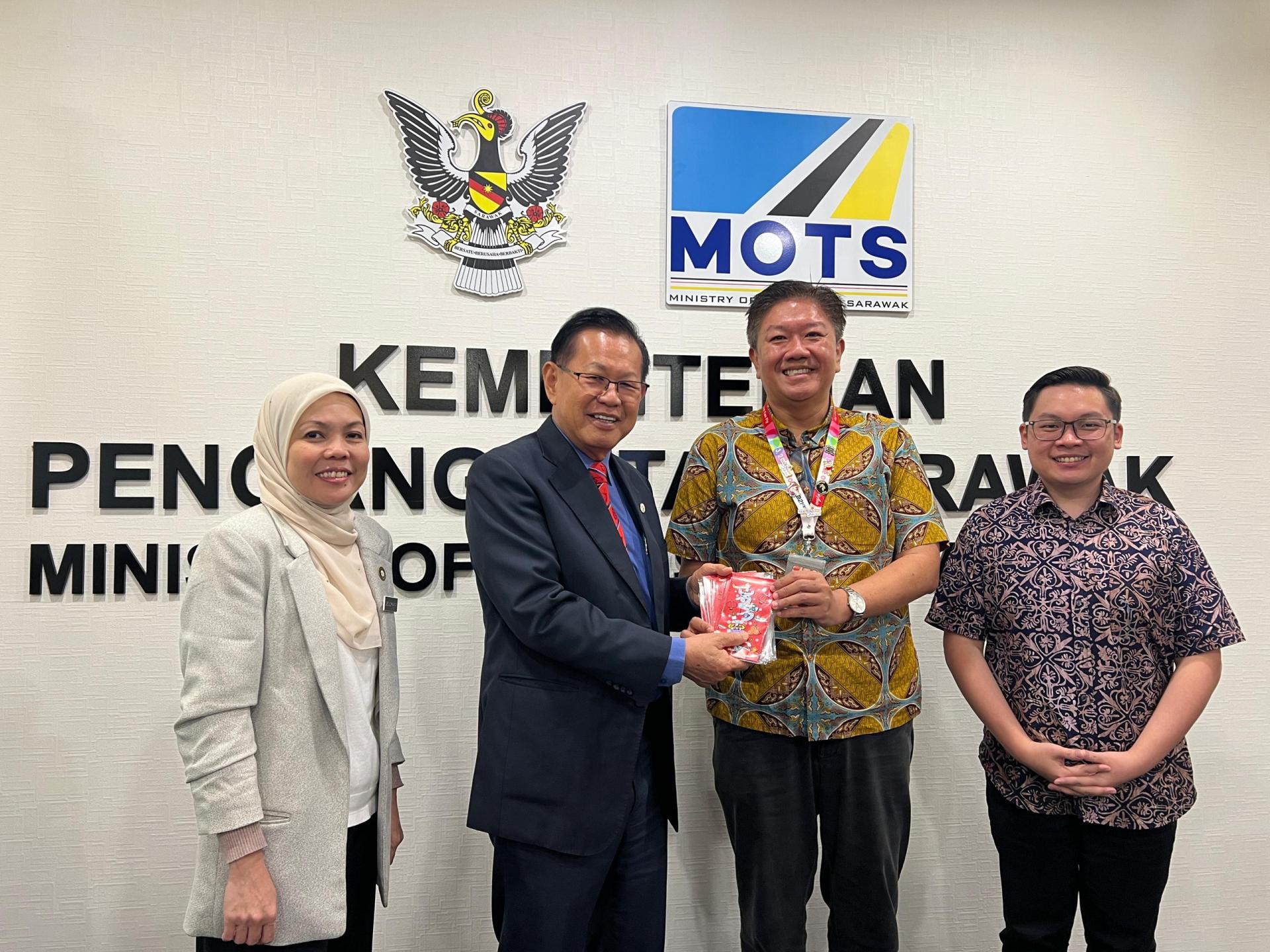 拿督斯里李景胜（左2）赠送纪念品给亚航砂拉越事务总监韩丹。