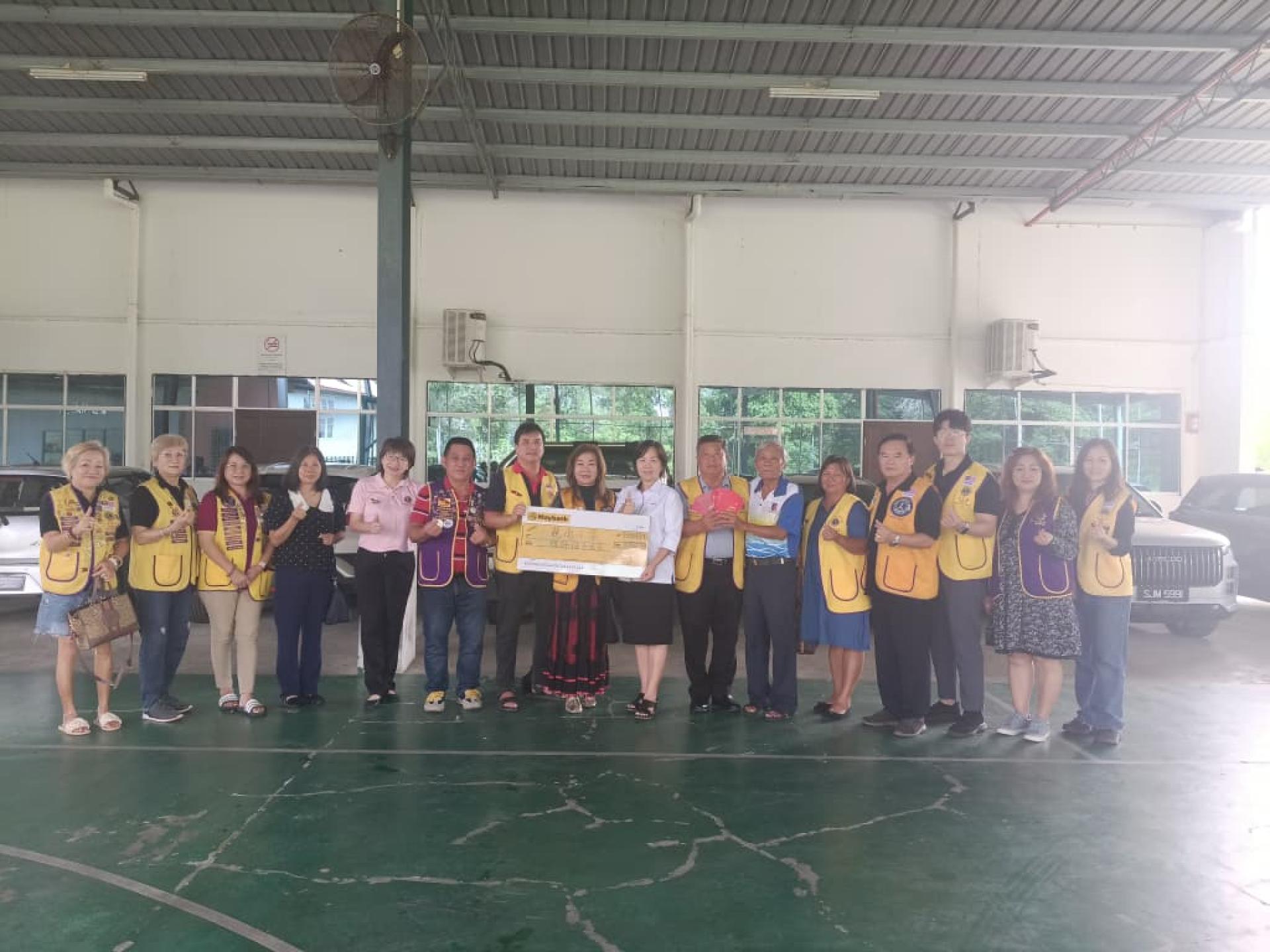 美里罗东狮子会捐赠活动合影，总赞人黄典黁校友（左7）及红包赞助人代表拿阮兴德（左10）在前总監拿督罗明华（左8）见证下，移交学习用品与红包给学校代表校长黄珊嫦（右8）及董事長許忠明（右6）接领，狮子会与嘉宾见证善举。图左5起为黄惠萍，分区主席謝聿明；右起为区委会主席吳玟葶，成功狮子会会長刘忠翰，前总監吳良仁，拿㓅潘水仙。