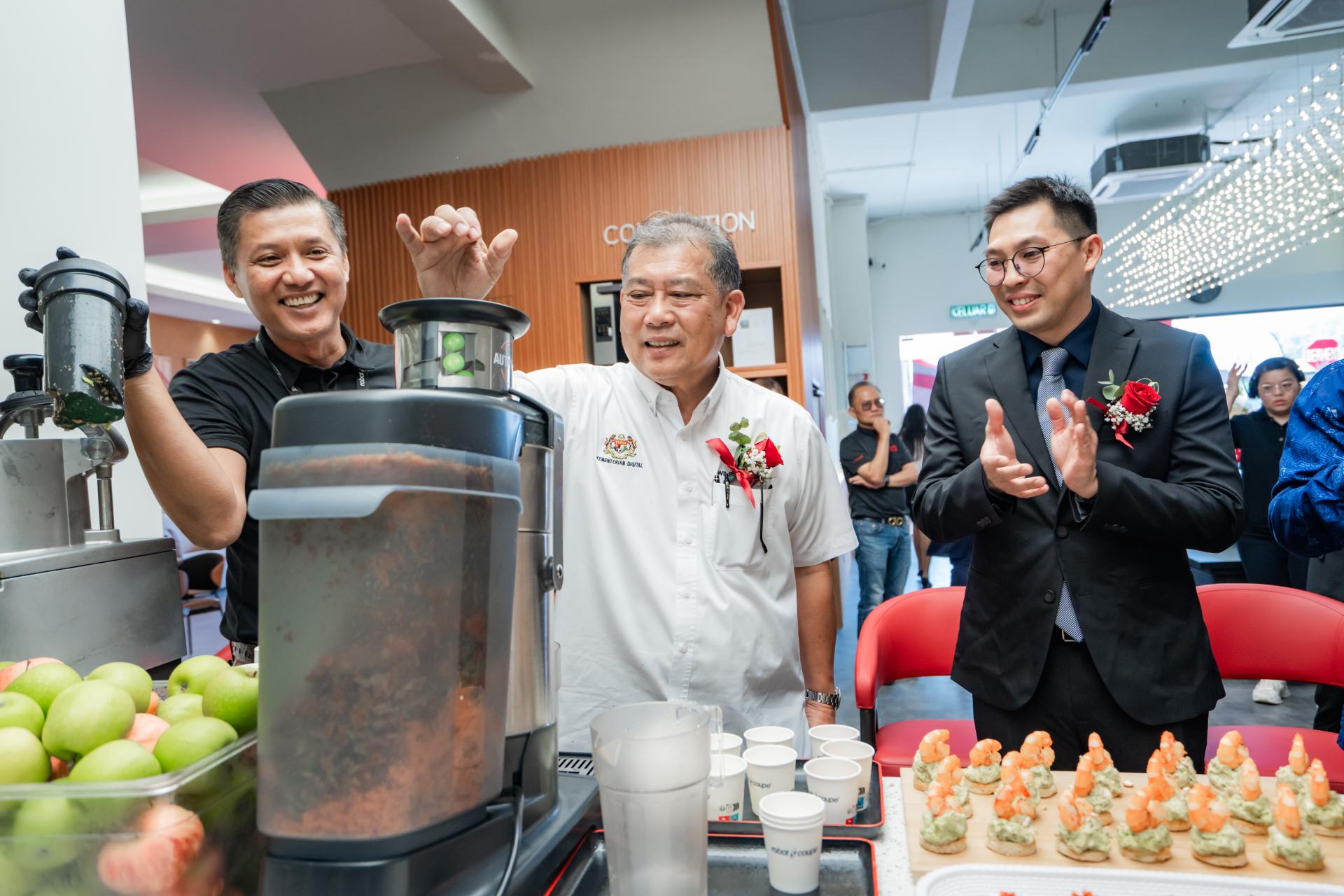 数码部副部长拿督威尔申乌卡（中）观访Kitchen Arena 东南亚最大商用厨房设备供应中心。右为锺伟翰。