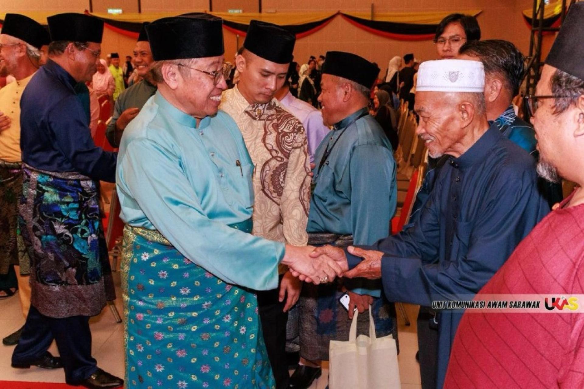 阿邦佐哈里（左）向公众致意。