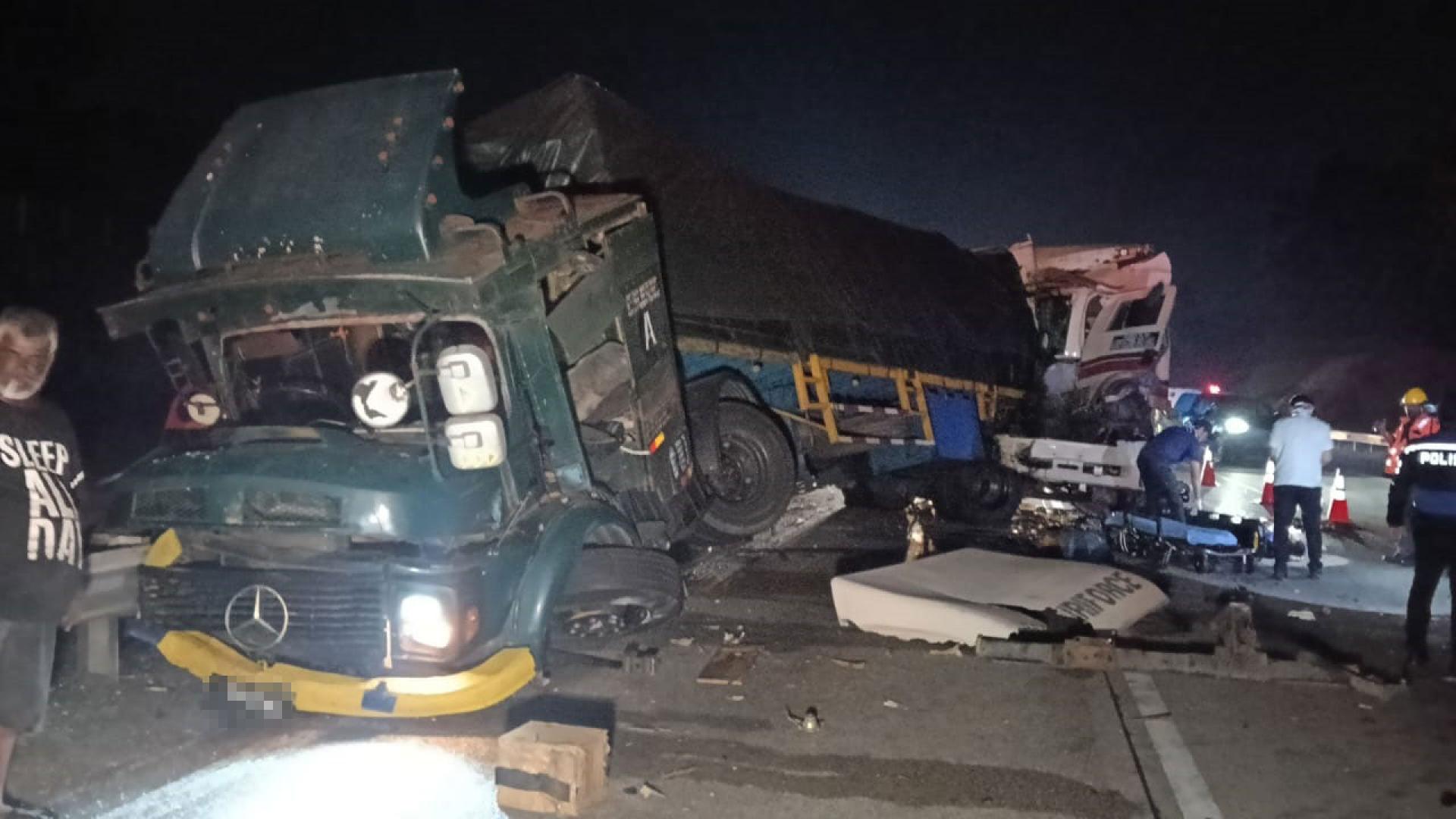 罗里车祸后严重毁损。