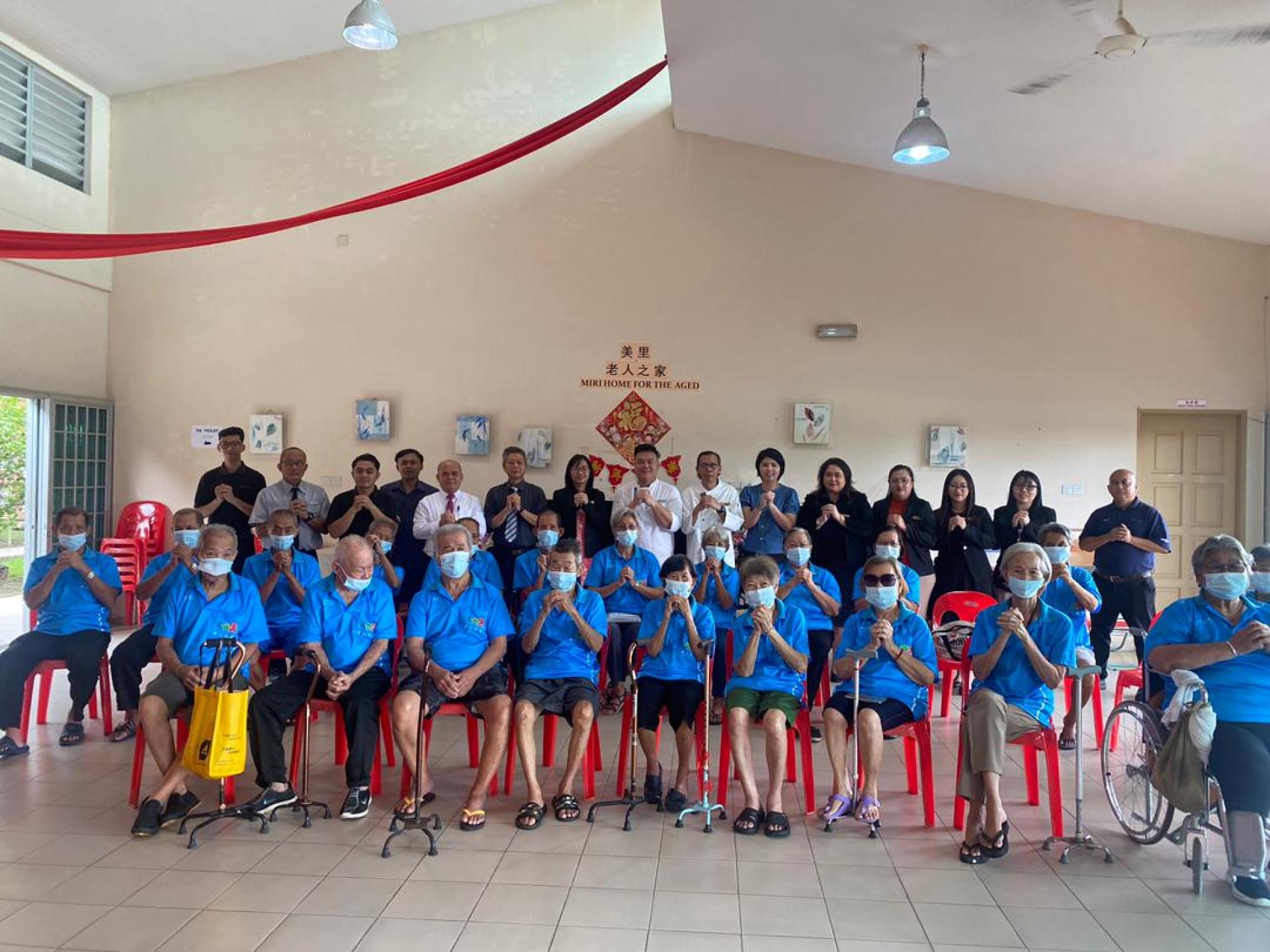 农历新年将至，贝园酒店今早前往老人之家展开新春施赠活动合影。