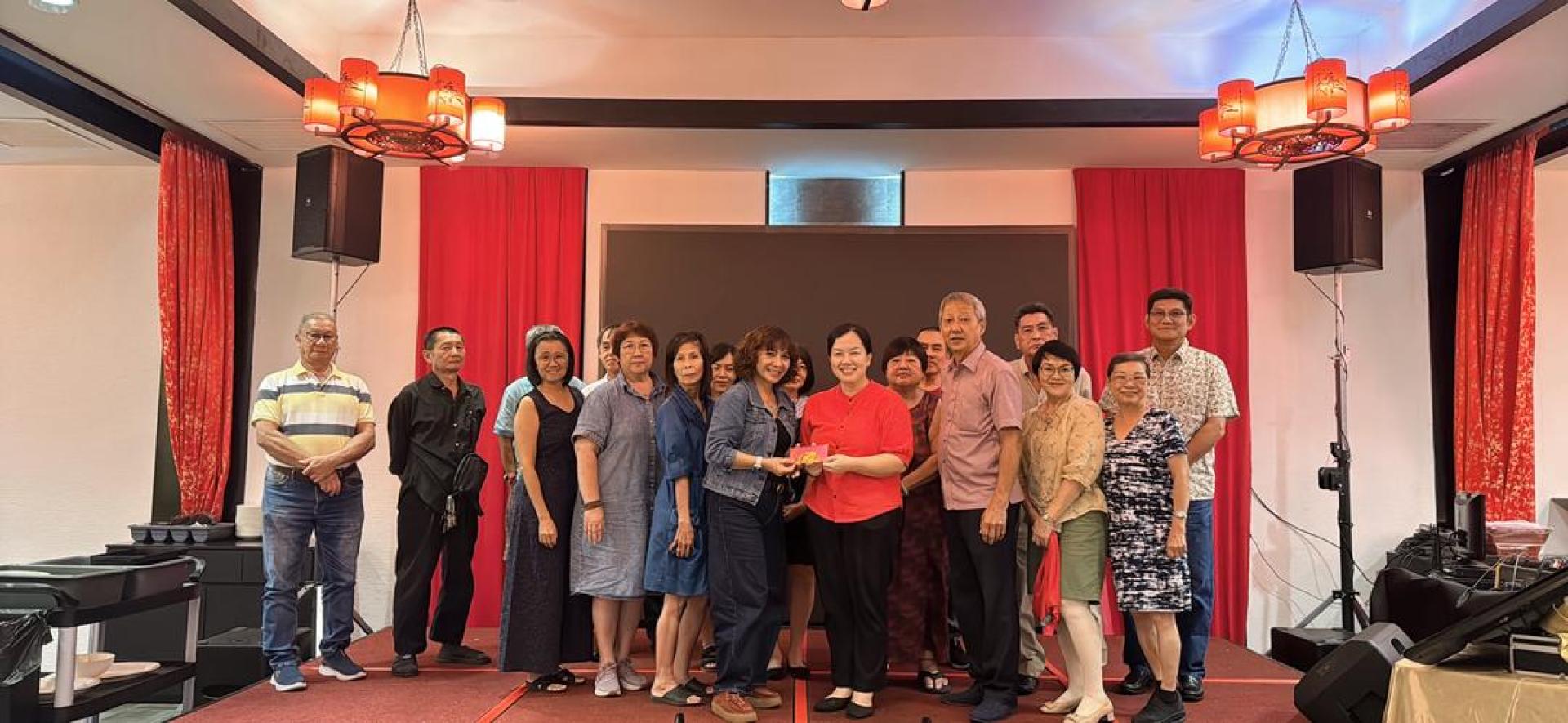 1974年美里北校毕业的乙班校友关月丽（左者）移交捐款给市议员余俐葭。