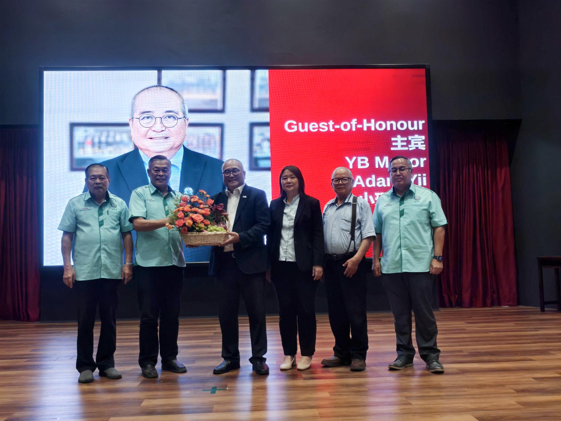 培民中学董事长许为隆（左2）赠送水果花篮给主宾埔奕区州议员兼美里市长俞小珊。左为署理董事长陈则胜，右起为副董事长杨建利、黄新漳及校长贝美娇。