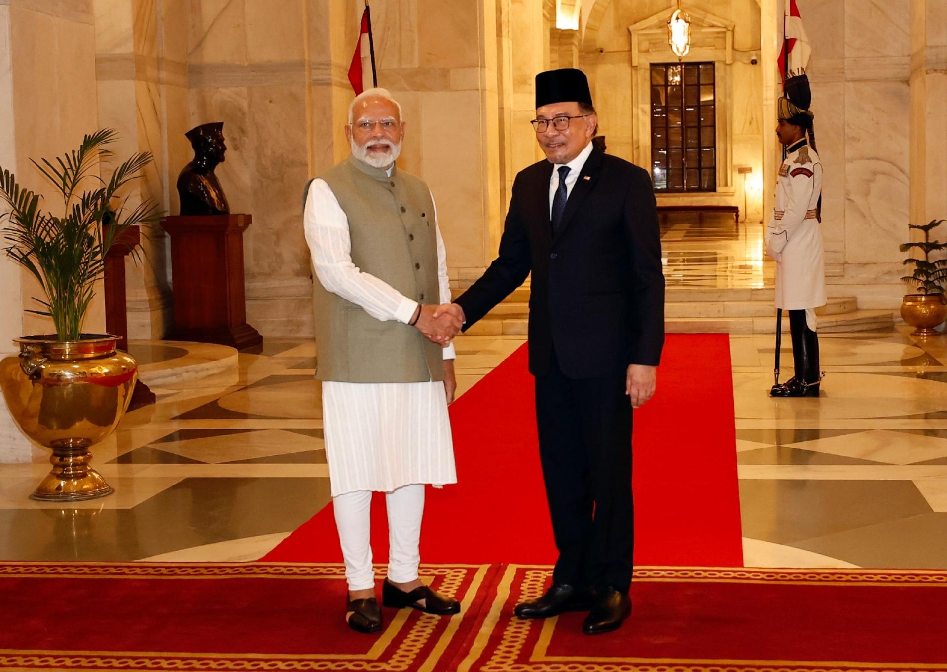 安华于2024年官访印度，受到总理莫迪（左）的热烈欢迎。（档案照）