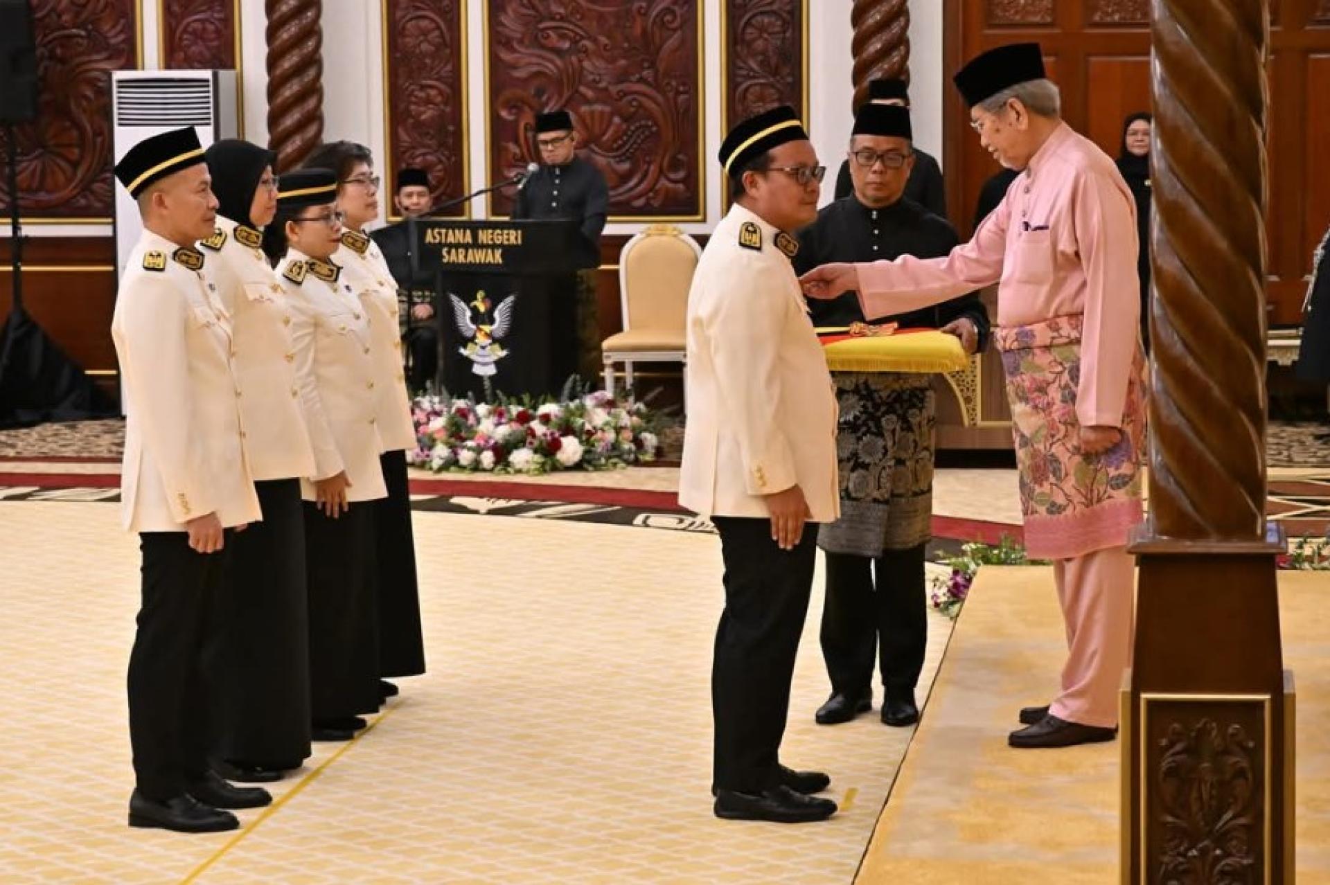 莫哈末伊尔万从万朱奈迪手中接受勋章。