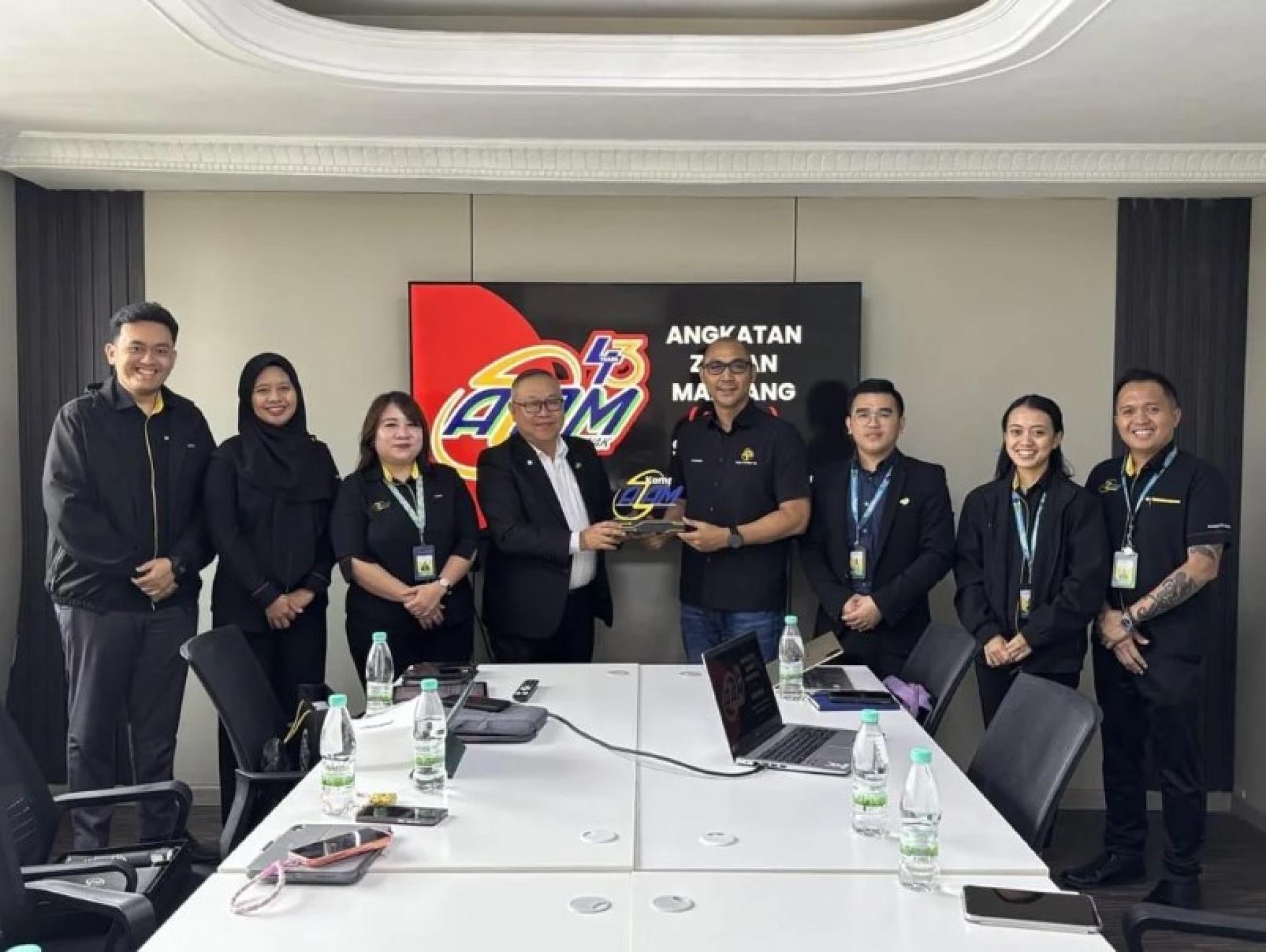 砂拉越进步时代阵线（AZAM）首席执行官阿里苏海利（左3）在会面中，向都邦区州议员拿督法兹鲁丁阿都拉曼赠送纪念品。