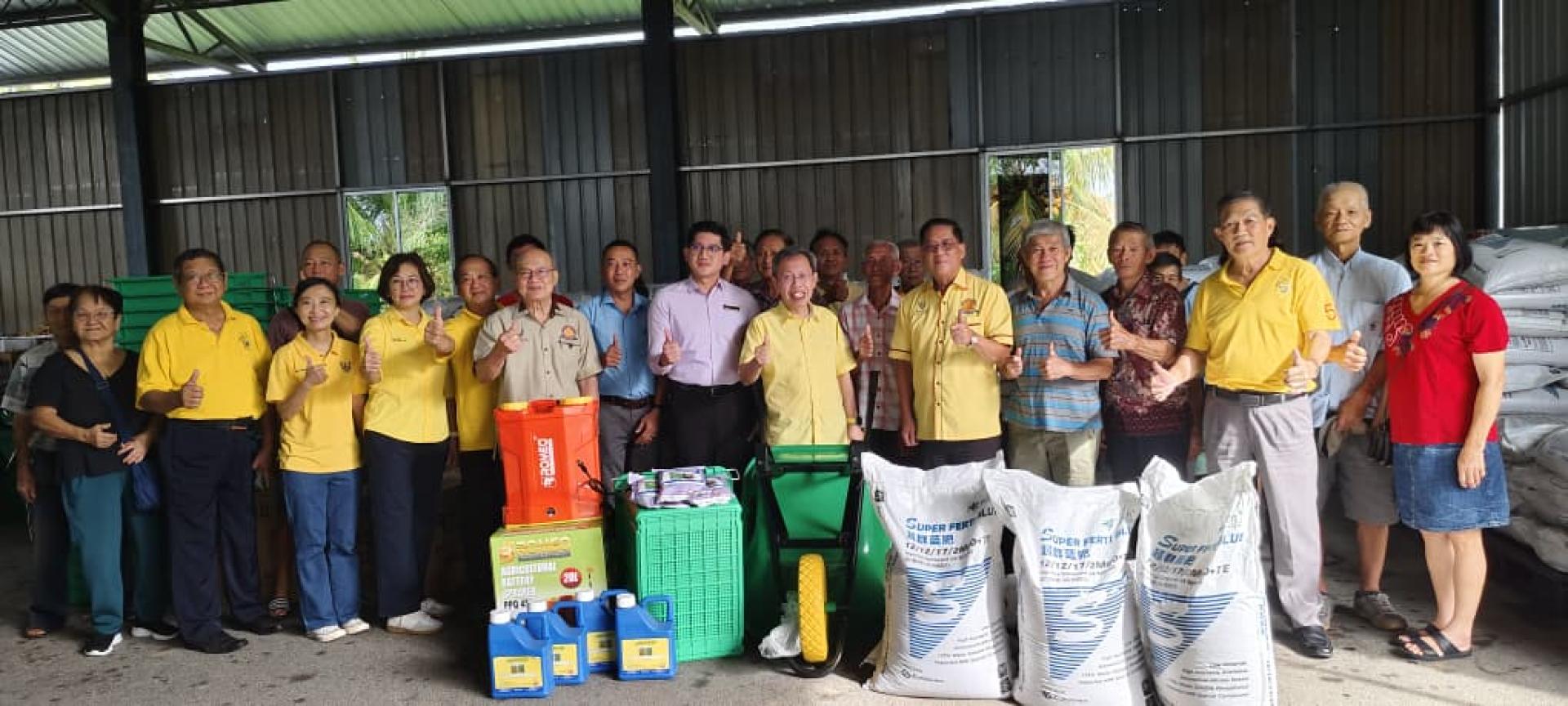 砂拉越农业局今日移交农业辅助品给石角区54名农民，他们是2024年获得农业辅助品批准者的第四批受惠者。