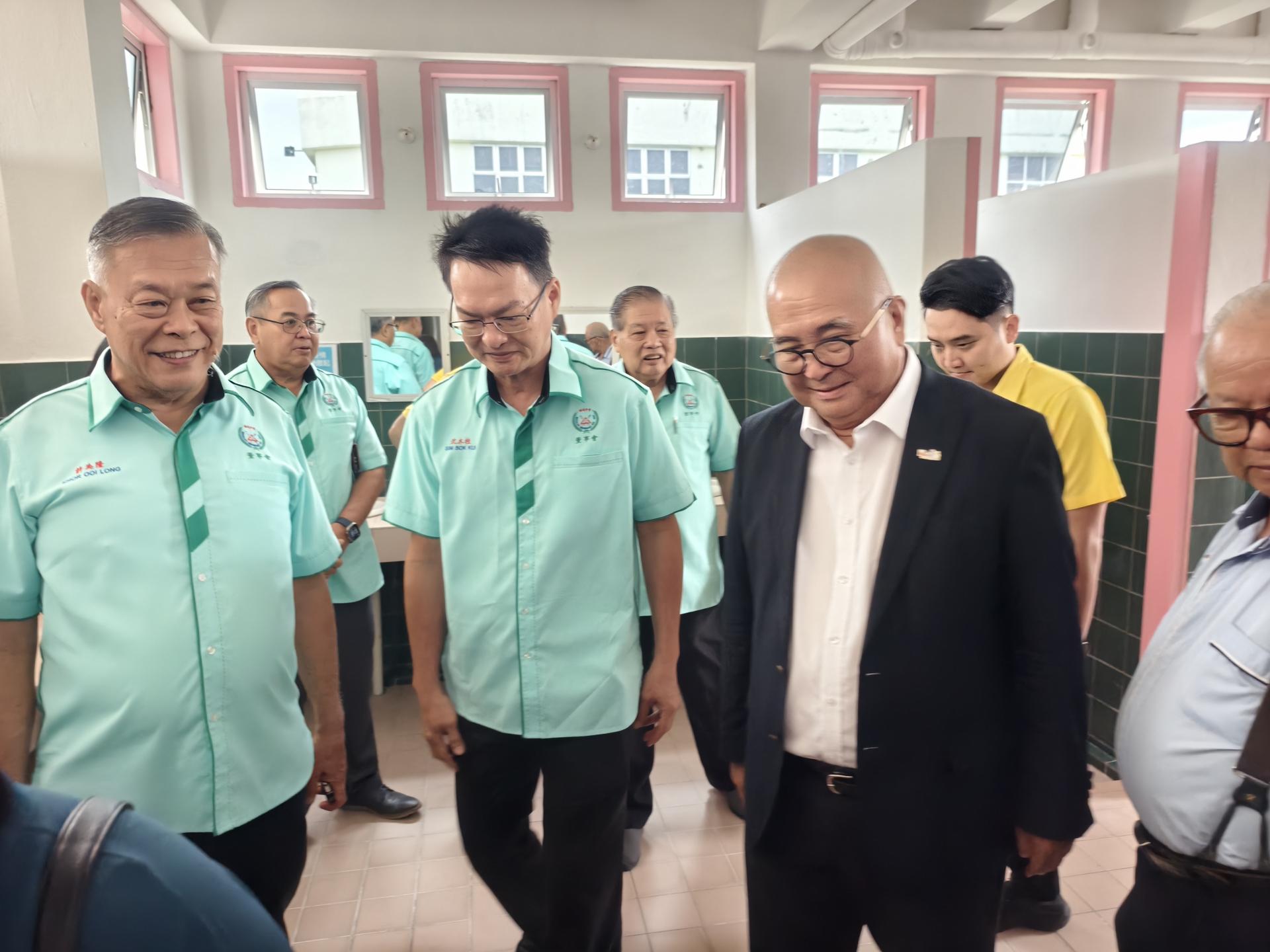 培民中学校董陪同俞小珊（右2）检查乡区转型计划项目进展及成效。左为董事长许为隆。