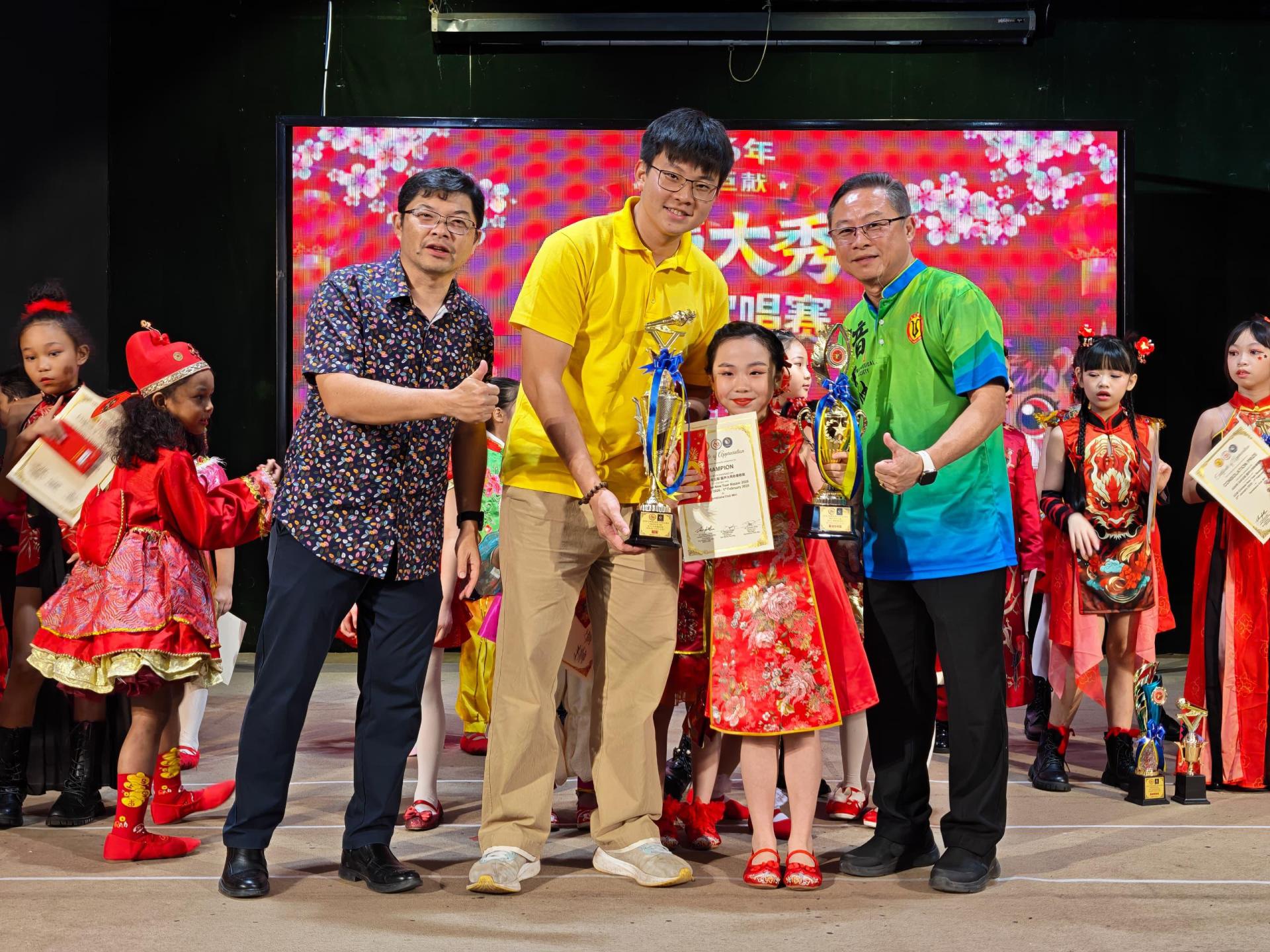 谢家洪（左2）颁奖予得奖者时合影。左为黄修儒，右为黄平南。