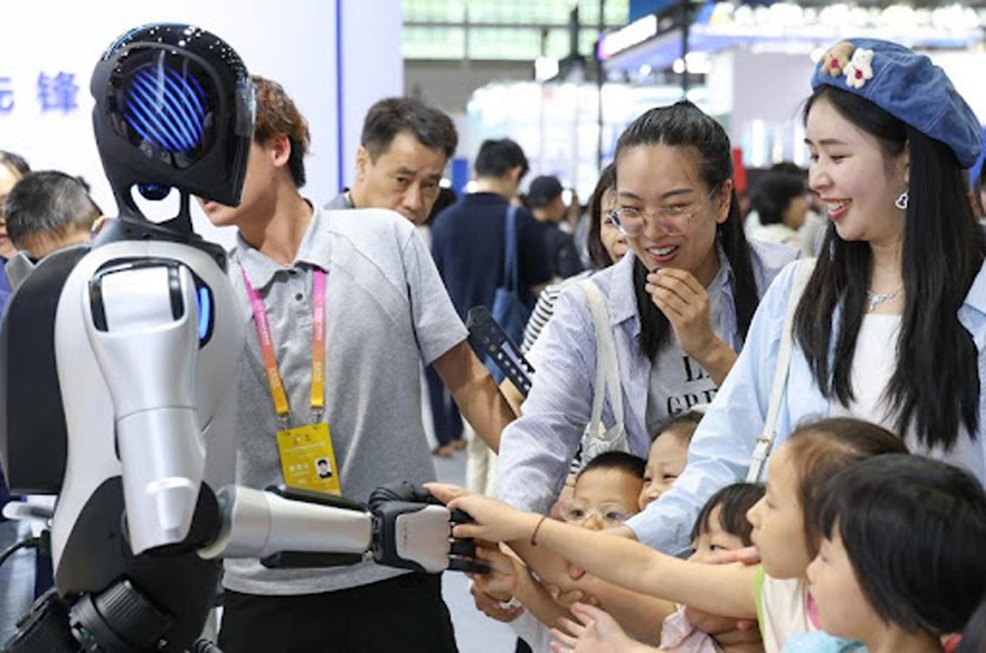 截至去年12月，中国生成式人工智能用户规模达6.02亿人。