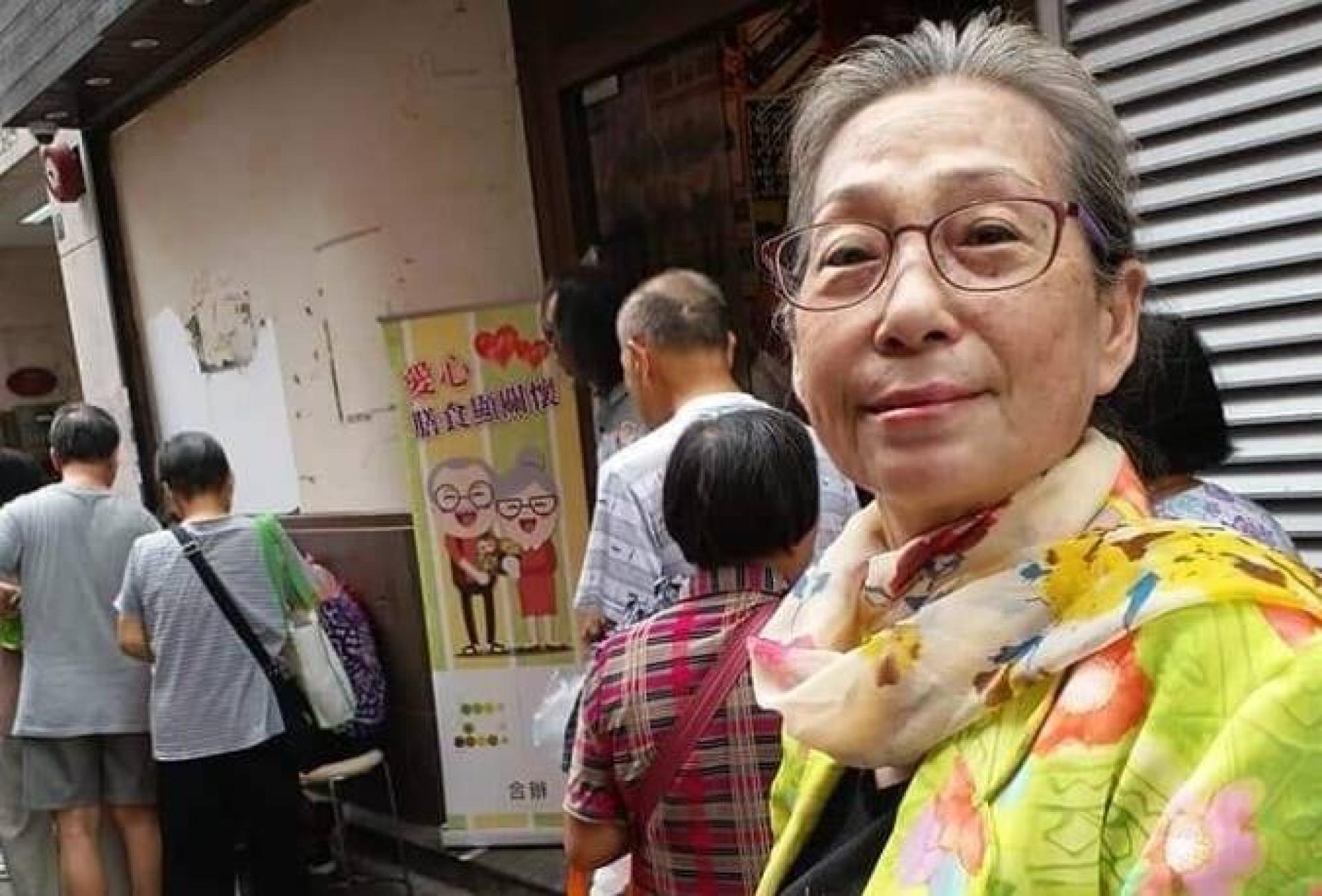 常看港片、香港电视剧的观众，对李枫（中）应该不陌生。