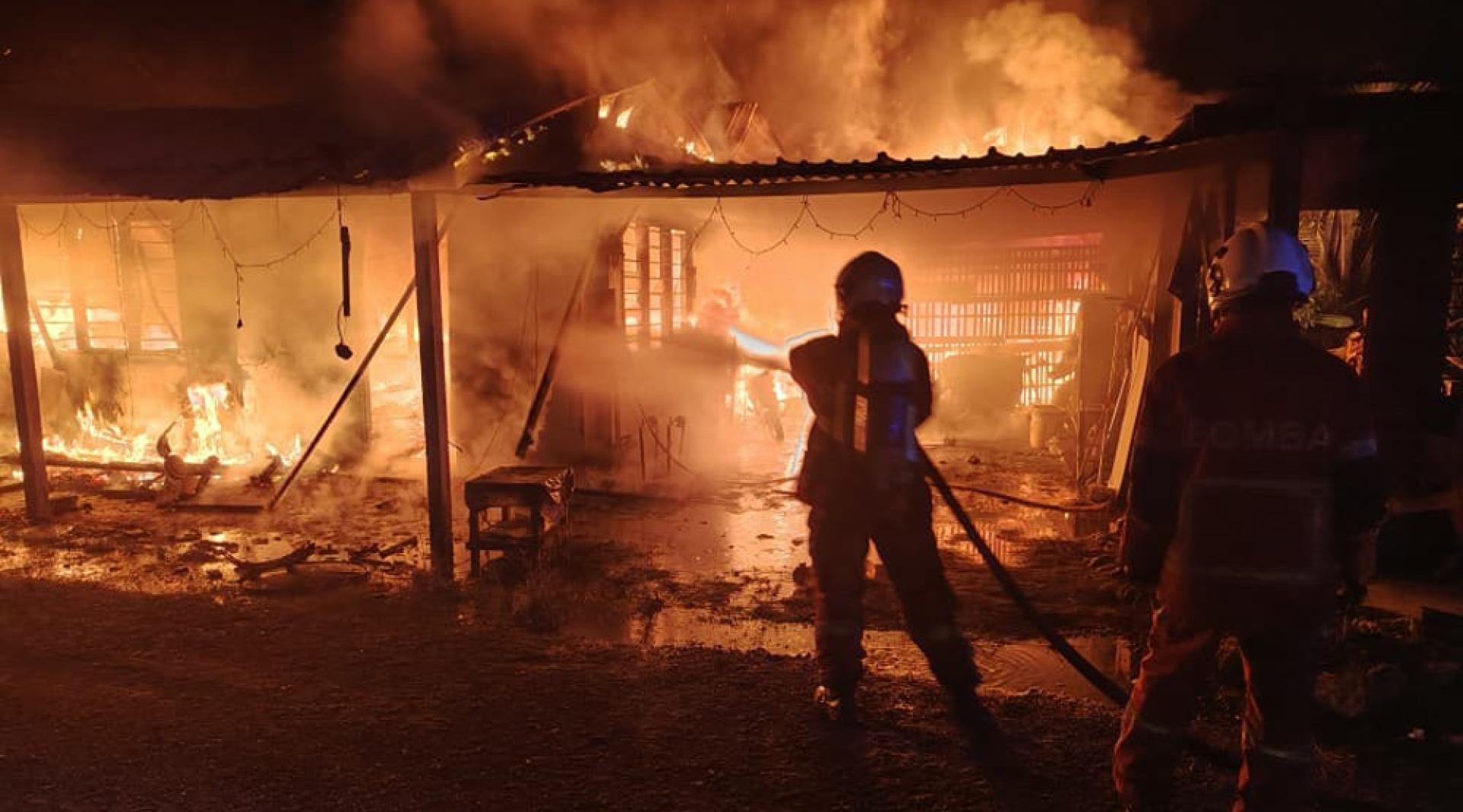 消拯员全力扑救灭火。