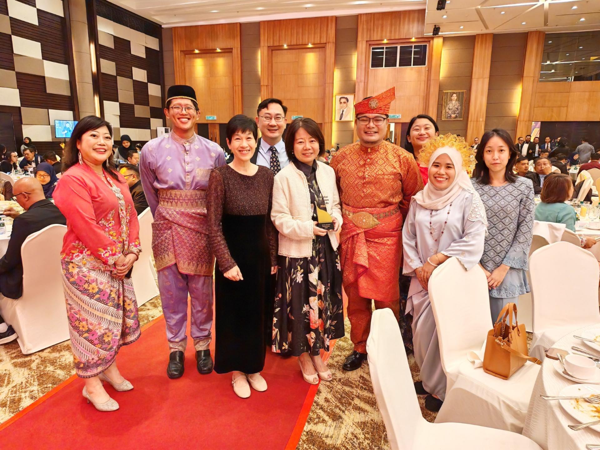 天乐假期旅行社总经理洪惠珊（前排左四）领奖后与该旅行社职员及导游合影。