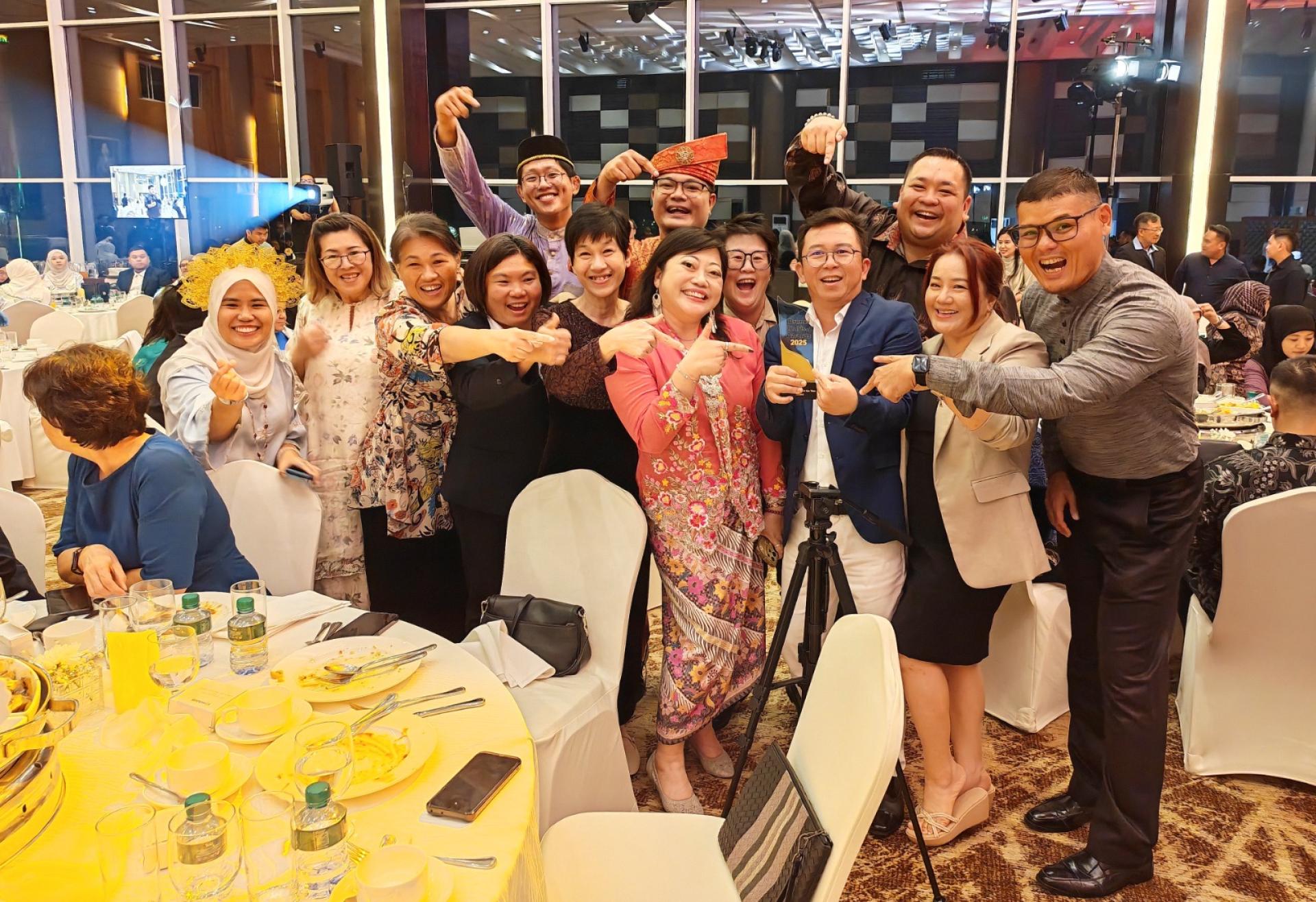 Travelhup旅行社董事经理陈德光（前排右三）领奖后与该旅行社职员及导游合影。