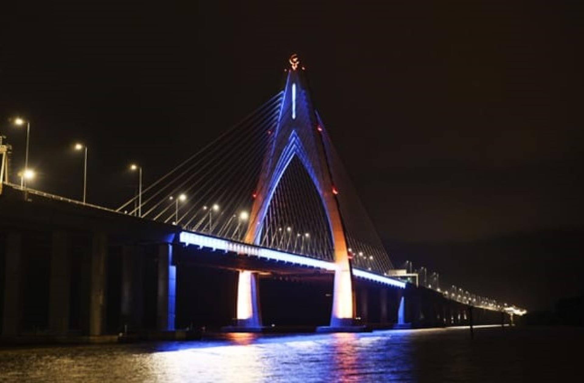 苏丹奥马阿里赛夫汀大桥亮蓝色和橙色灯光