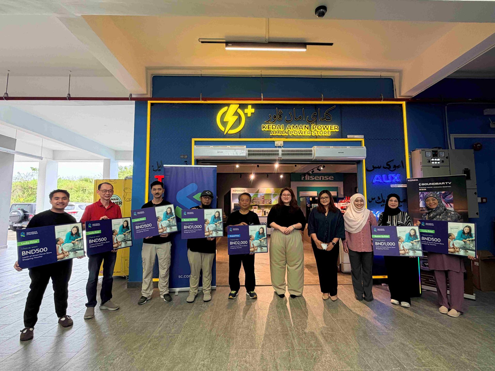 举办单位与幸运儿合影