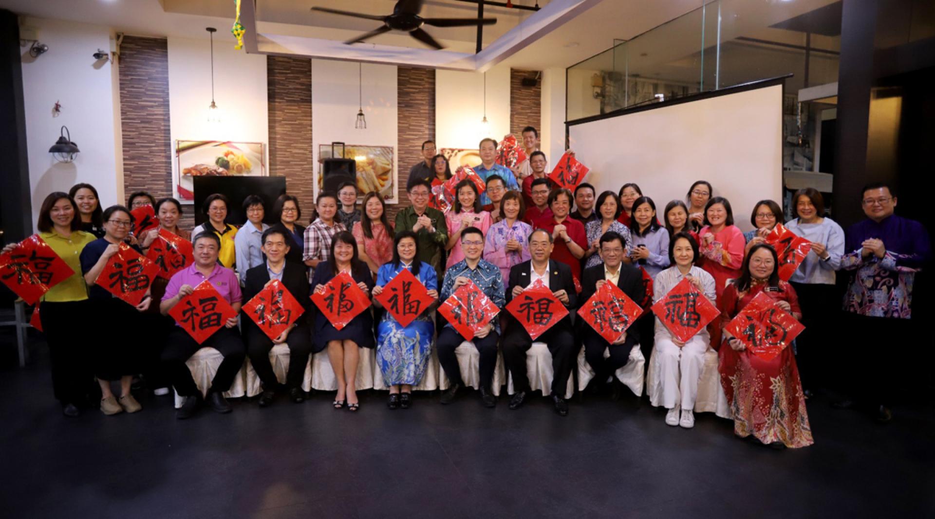 黄家和（前左5）与华中发展理事会、华中校长理事会新年聚餐后合影留念。前左起邱志源、吴振益、李明祯、林汶珊、黄家和、林景清、罗志昌、谢珊珊及张仪雯。