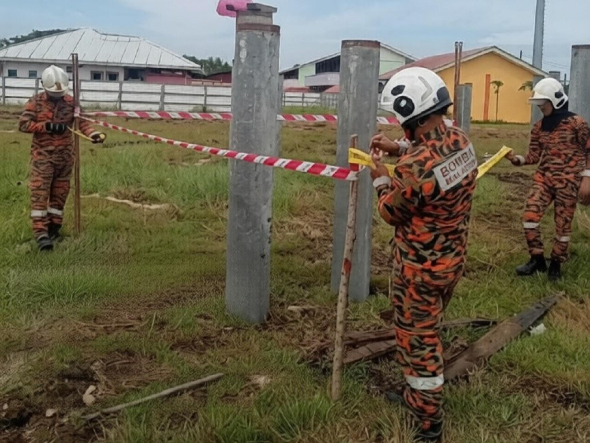 消拯人员随后在相关桩孔周围设置安全警戒线与封锁区，涉及面积约854平方米，并指示工地约60平方米范围立即停工。
