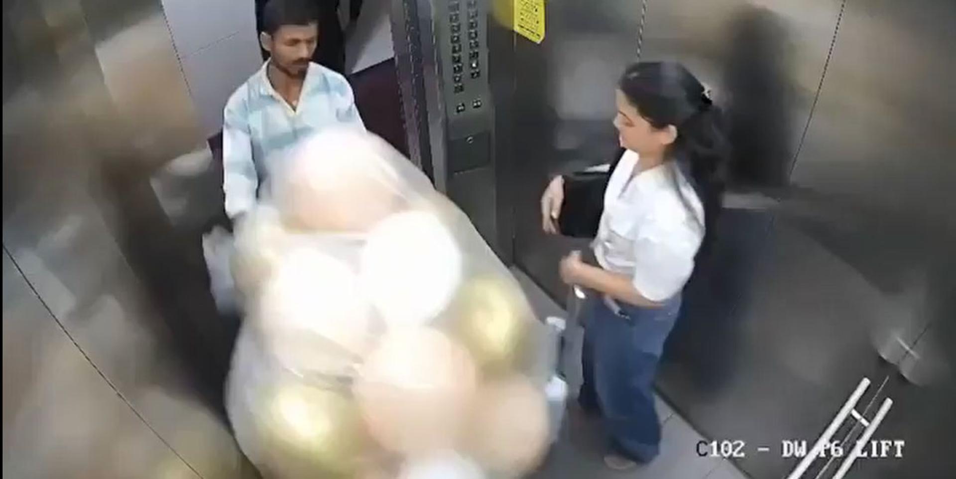 送货员携带多个气球进入电梯，现场当时还有一名女学生。（视频截图）