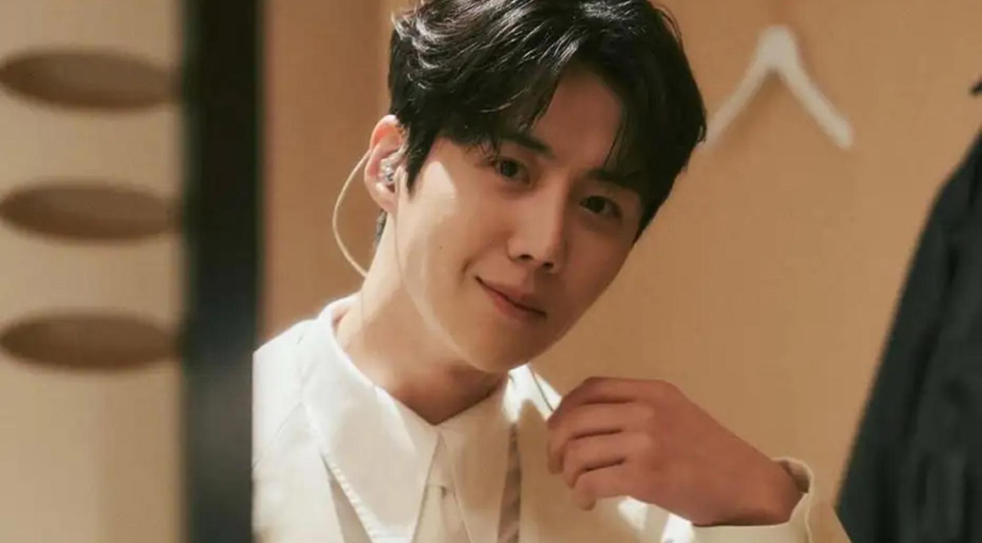 微博近日流传金宣虎昔日拍戏，疑似起生理反应的画面。