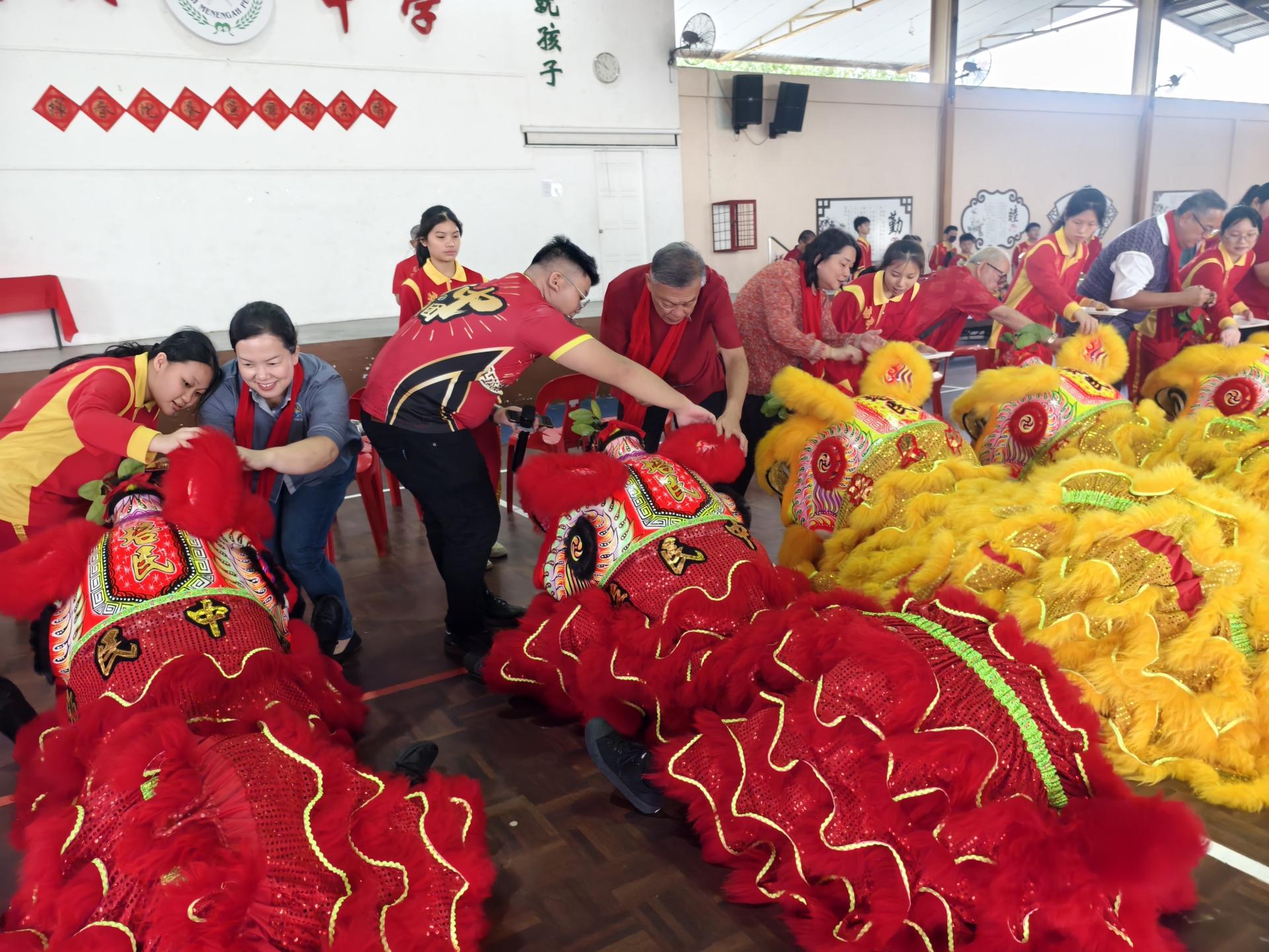 培民中学董事会、家教协会、校友会理事、校方代表与赞助人为18头新狮主持点睛仪式，象征新春开运纳福。