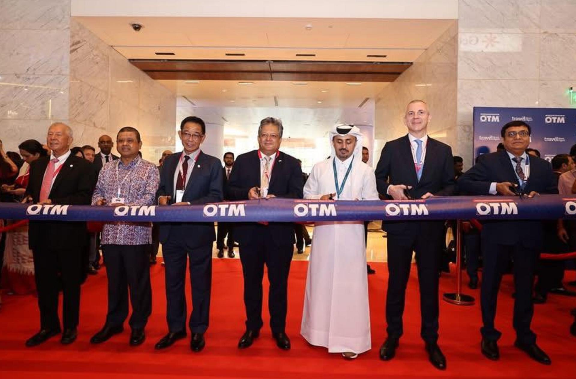 拿督斯里阿都卡林（左3）和拿督陈超耀（左1）在活动上进行剪彩。