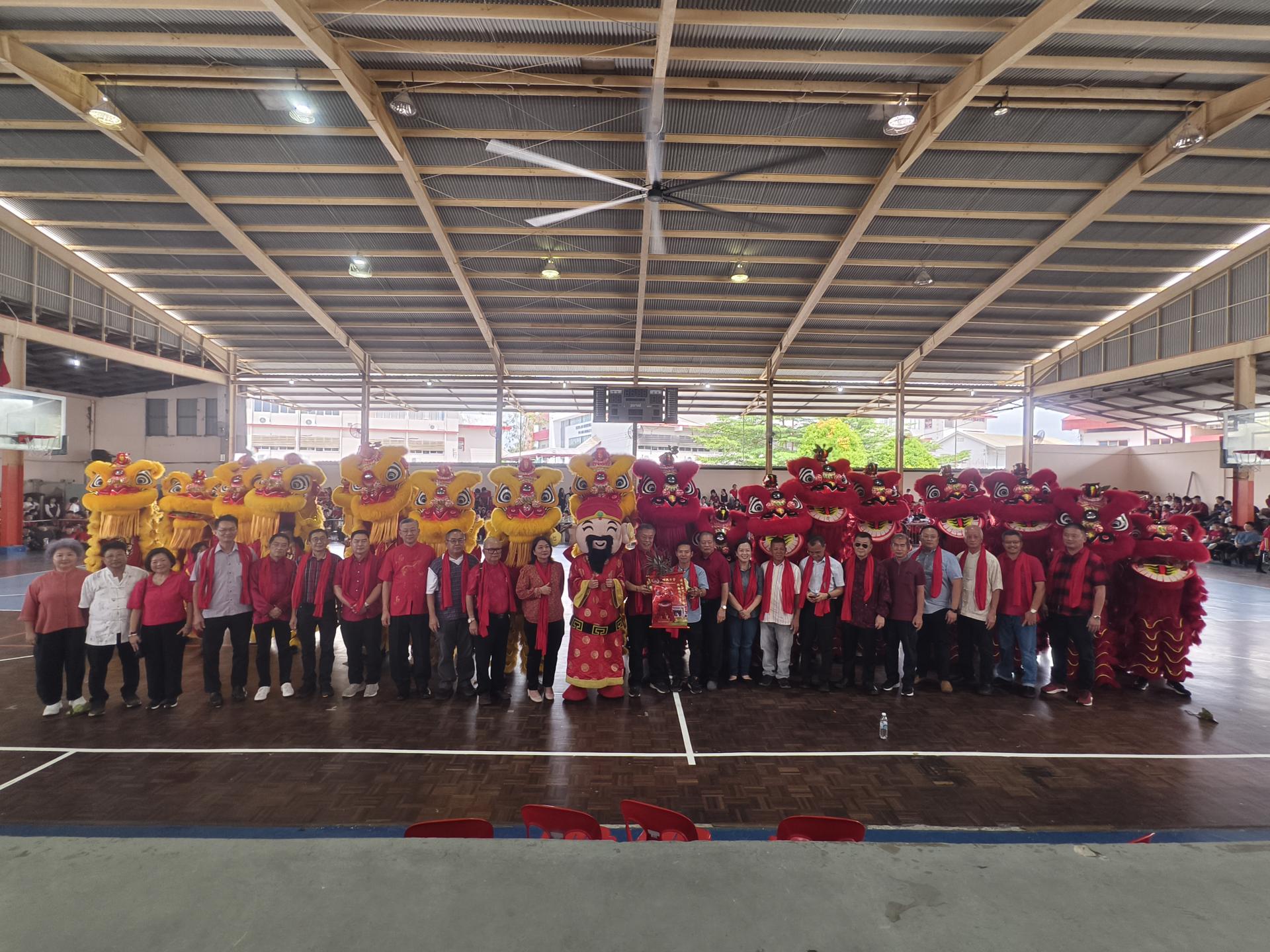 许为隆（中）与嘉宾一同为舞狮进行接青环节，象征采吉纳福、鸿运当头。