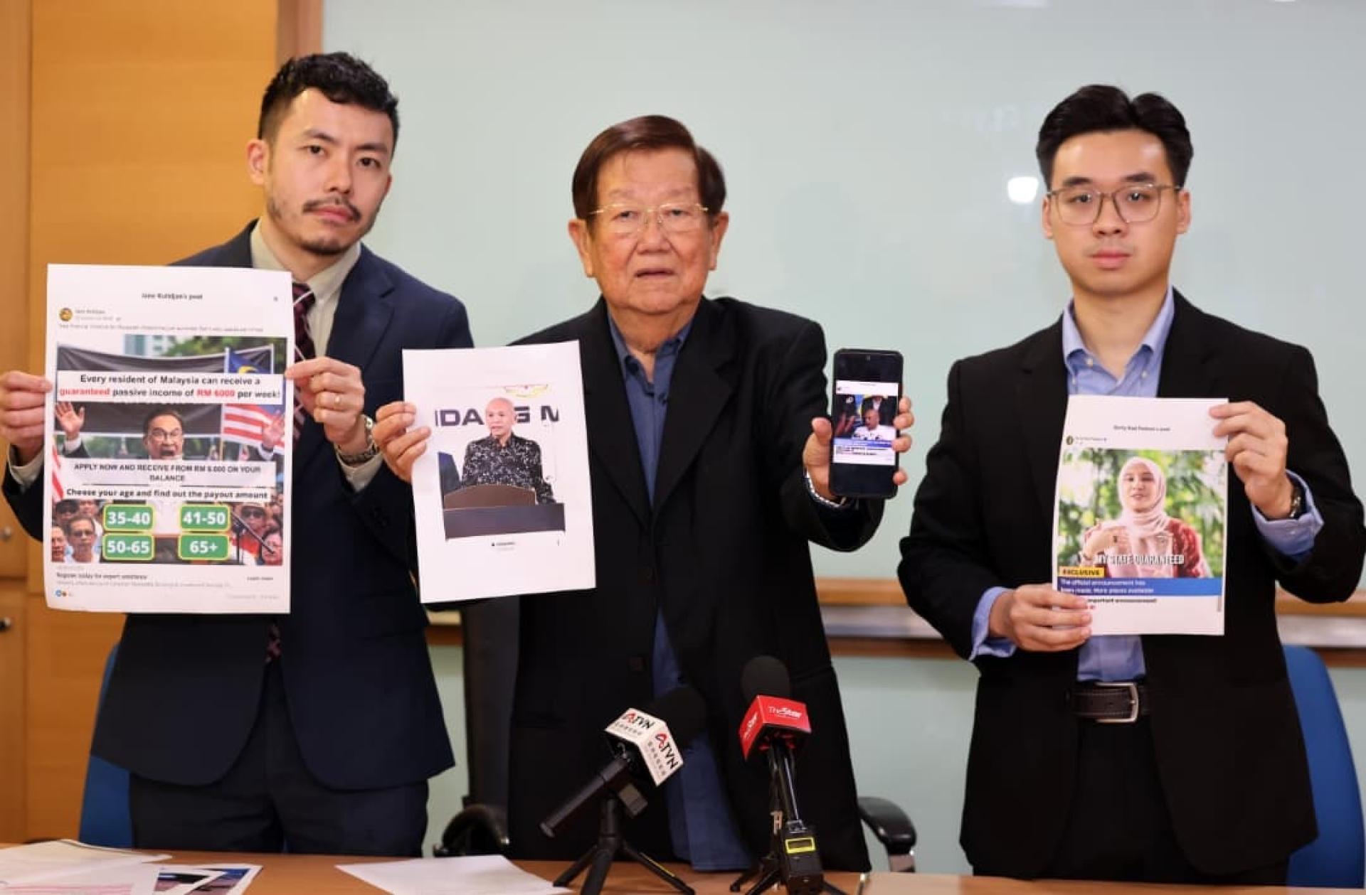 张天赐（中）等人出示网络流传的人工智能伪造图片和视频，左起张朝盛和林国智。