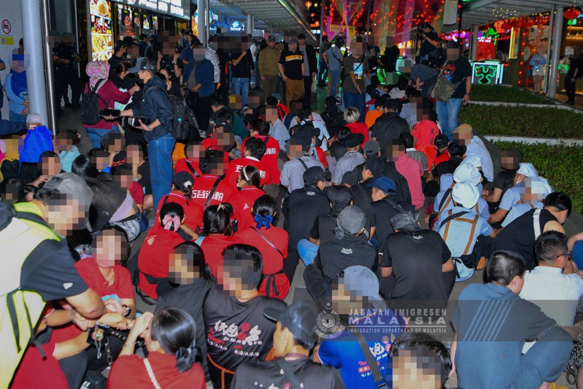 移民局在蕉赖一间购物商场的食品商店展开执法行动，扣留了152名涉嫌违反《移民法令》的外籍人士。