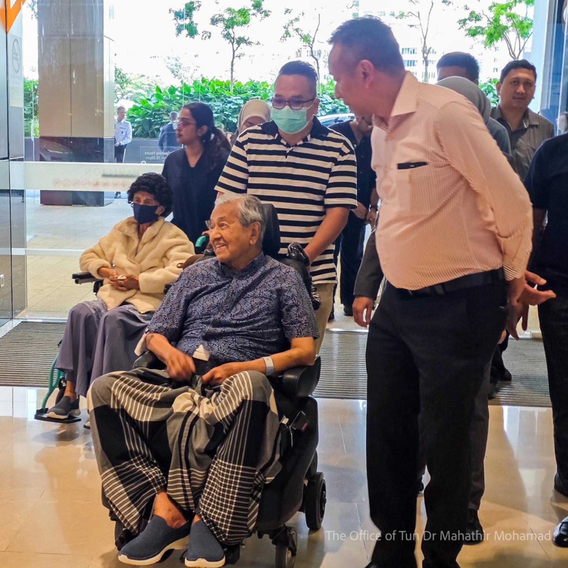 马哈迪（前中）康复进展良好，并已获准进行阶段性居家留宿。左为敦西蒂哈丝玛。（图取自马哈迪脸书1月27日上载的图）