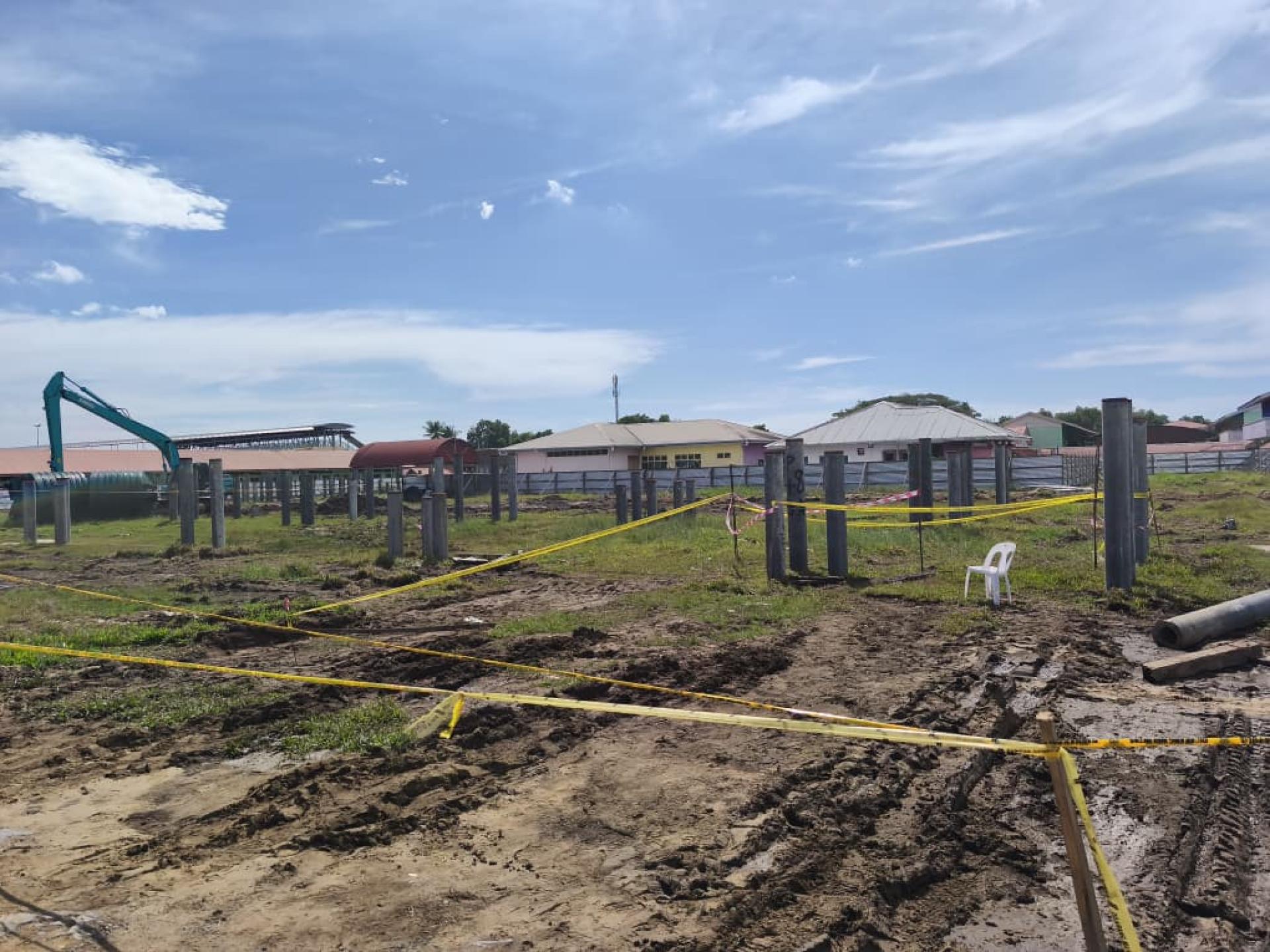 杜当国小食堂打桩工程施工现场，桩基钻至约33公尺深处时疑钻破地下可燃气体。