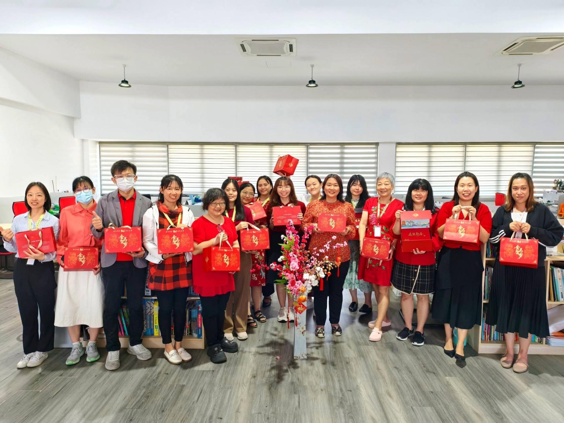 中国驻古晋总领馆赠新春礼品，培民中学60名教职员受惠。右6为校长贝美娇。