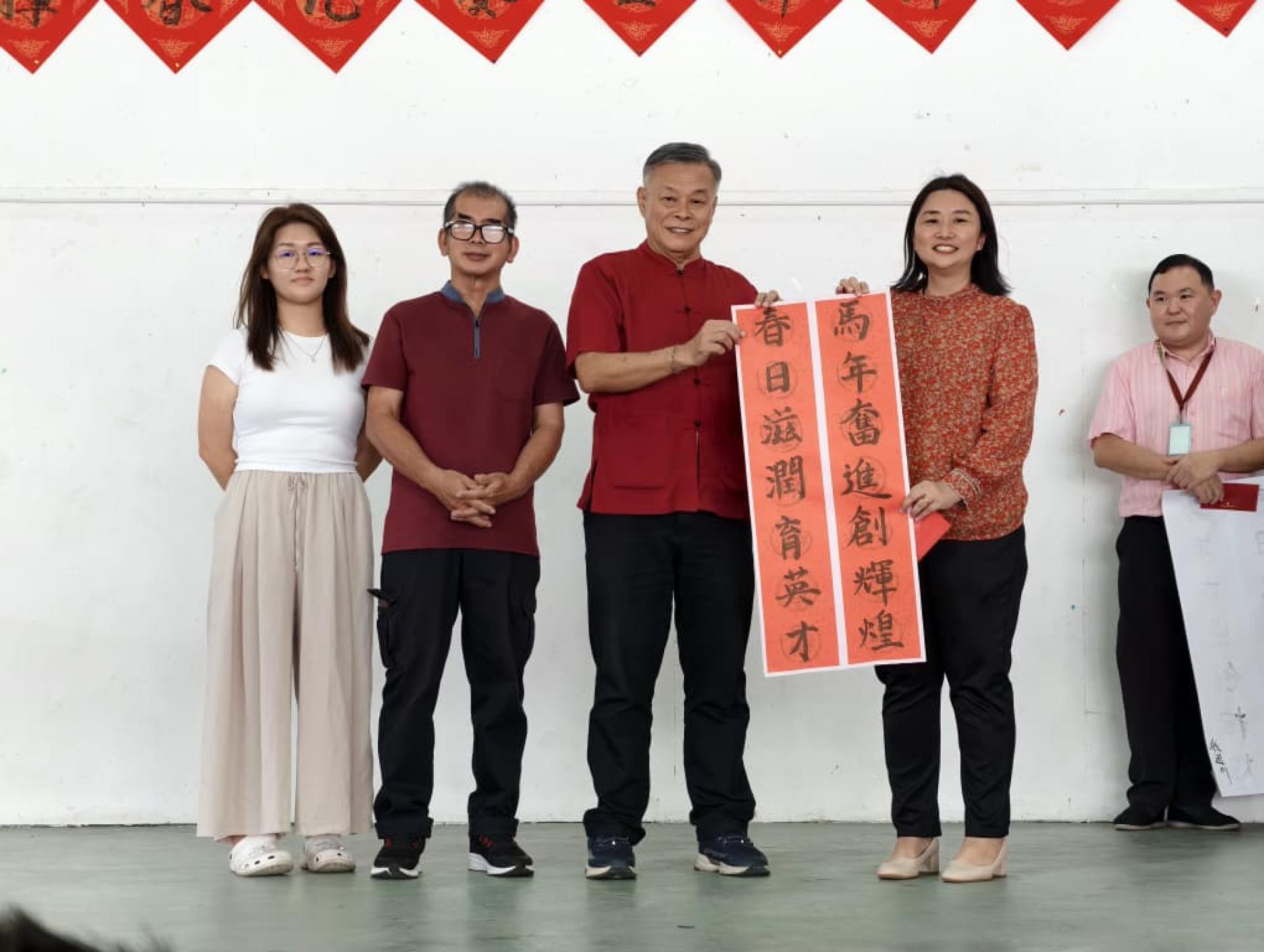 培民中学董事长许为隆（左3）颁奖给挥春比赛教师组第一名贝美娇。