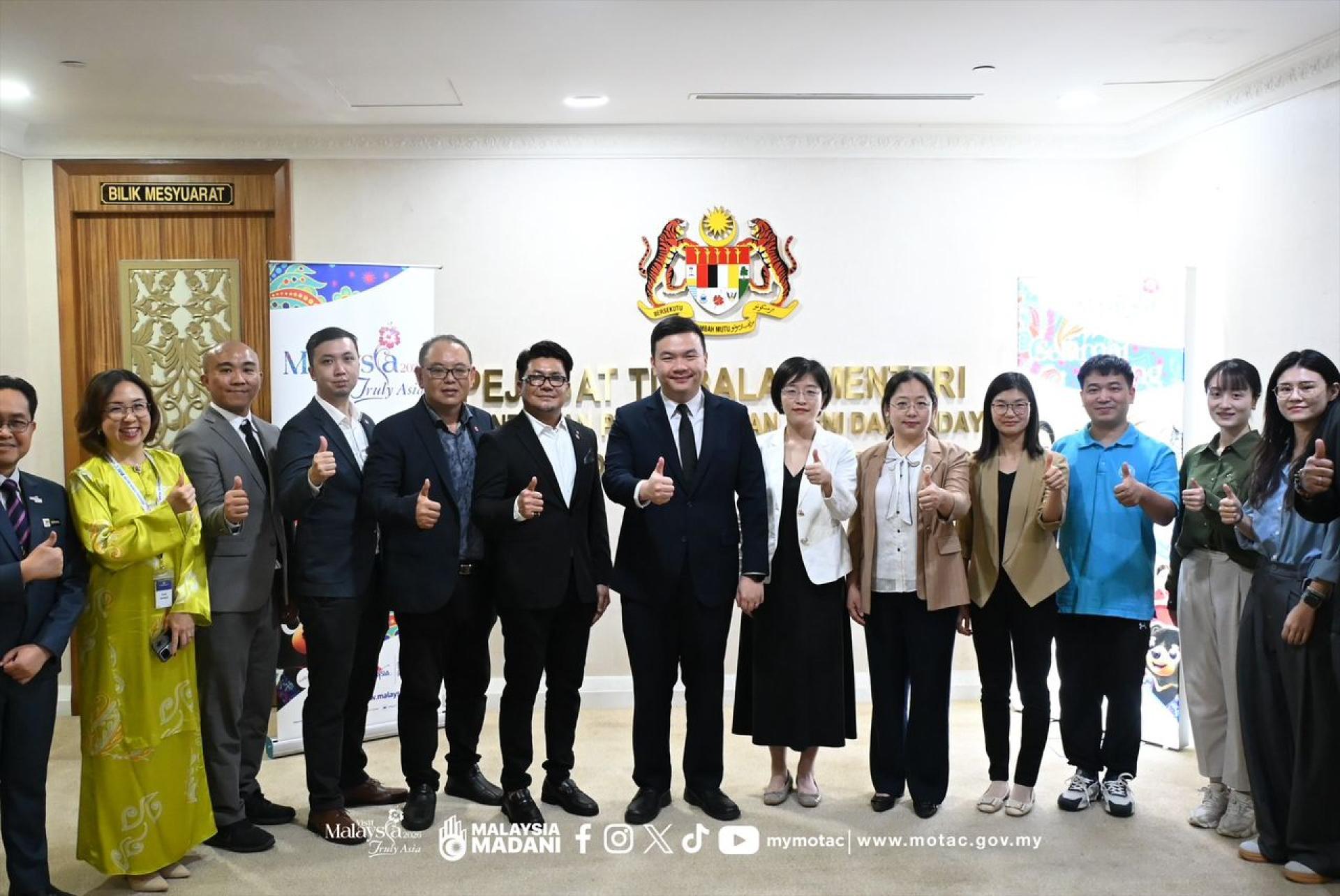 复旦大学代表团成员与（中）赵俊文合影留念，象征马中文化、教育与科研合作迈向新里程碑。